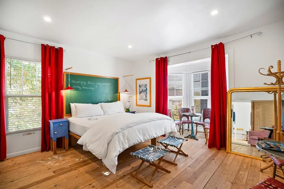 Bed in metro hotel and Cafe