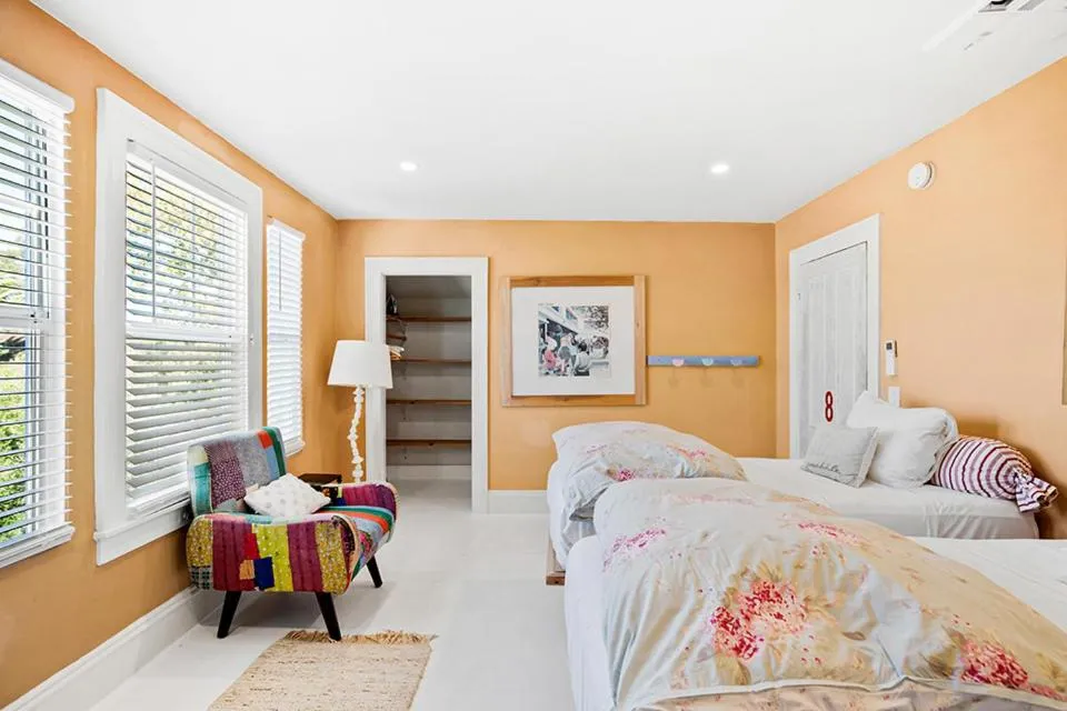 Bed in metro hotel and Cafe