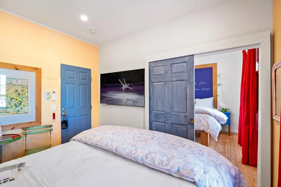 Bed in metro hotel and Cafe