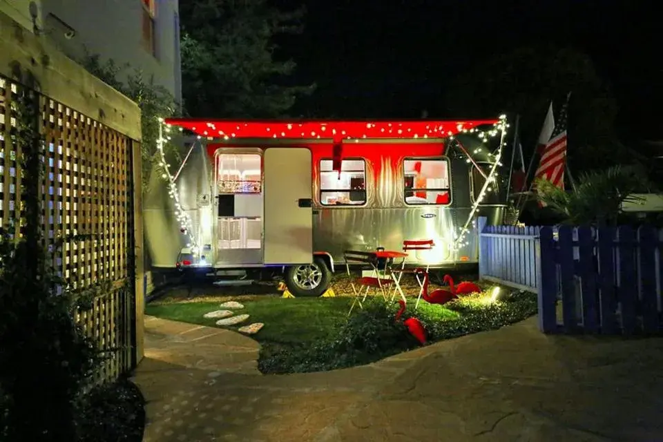 Mobile Home in metro hotel and Cafe Mobile Home in metro hotel and Cafe