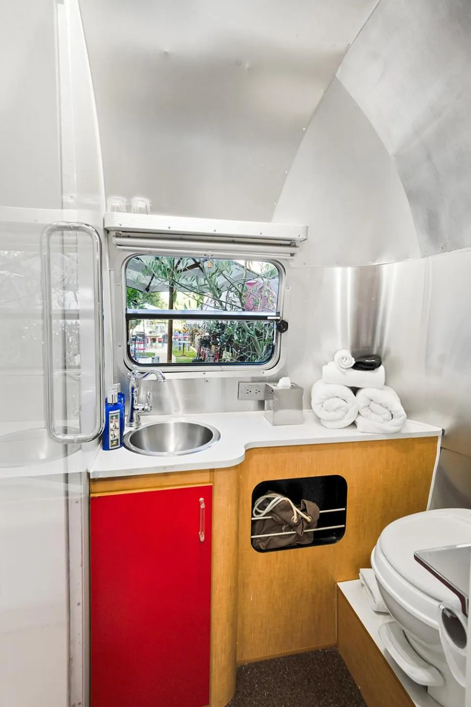 metro hotel and Cafe