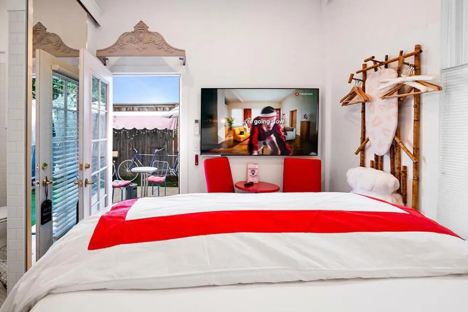 Bed in metro hotel and Cafe