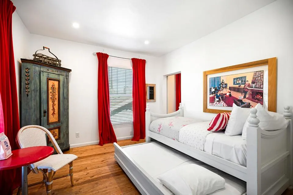 Bed in metro hotel and Cafe