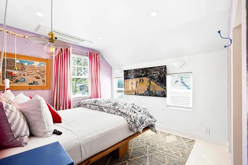 Bed in metro hotel and Cafe