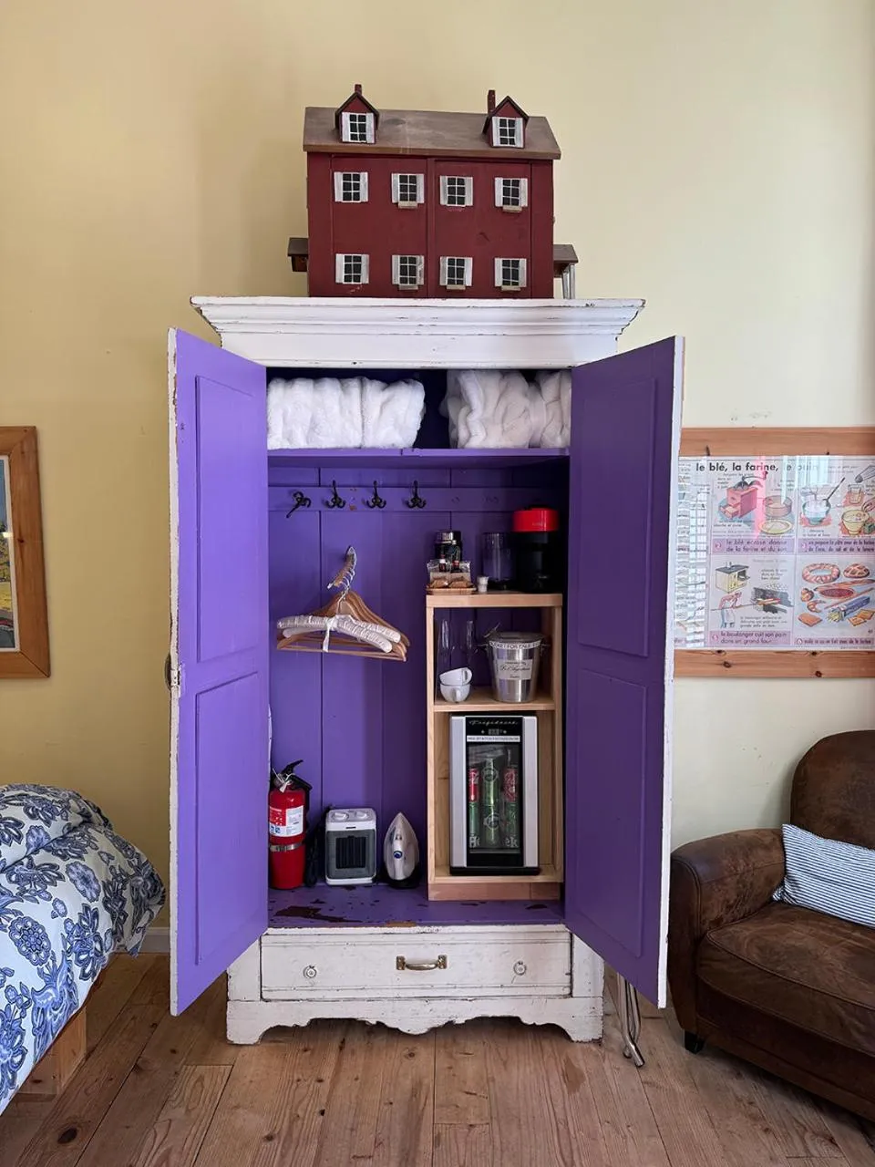 Bed in metro hotel and Cafe