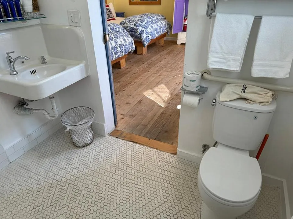 Bed in metro hotel and Cafe