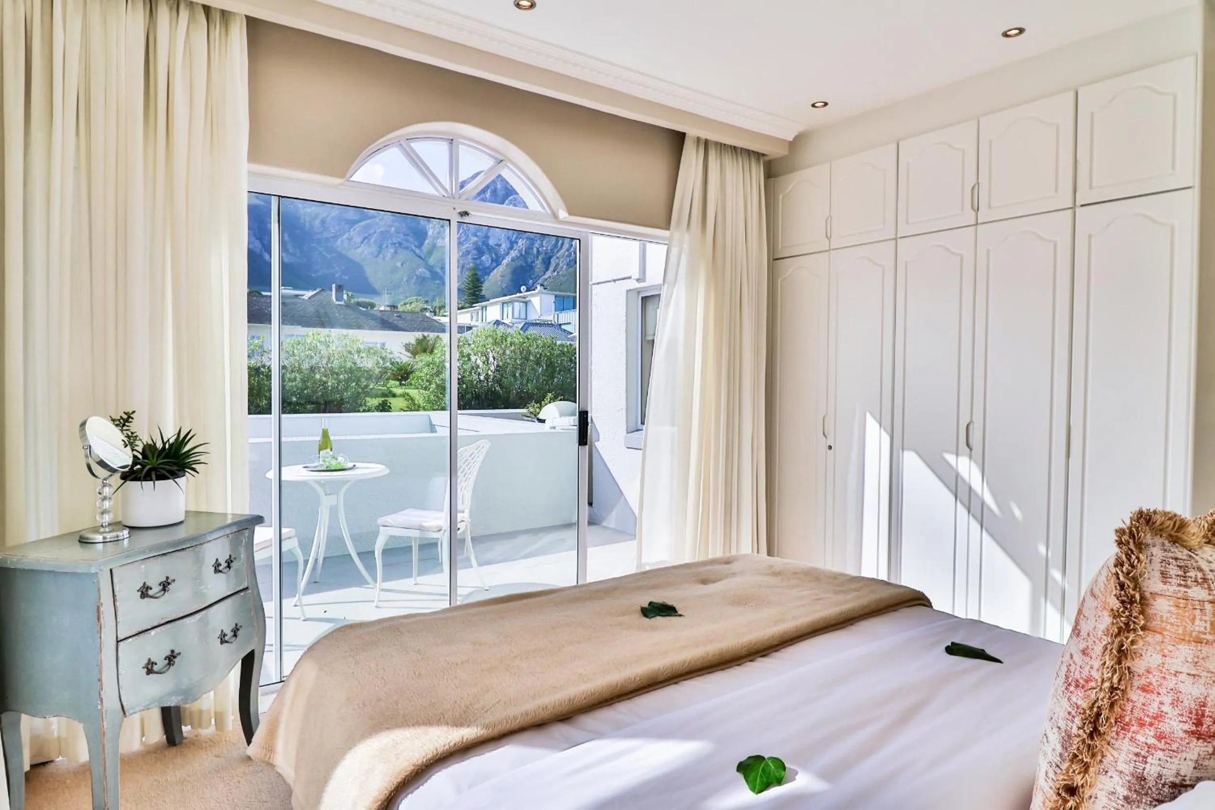 Bed in Hermanus Beachfront Lodge - Solar Power