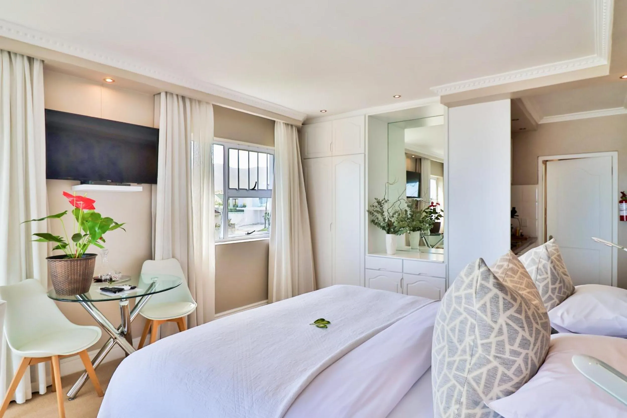 Bed in Hermanus Beachfront Lodge - Solar Power