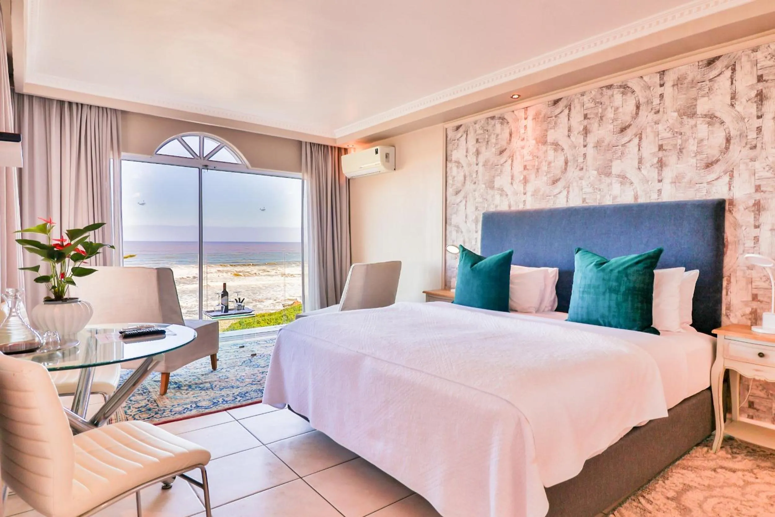 Bed in Hermanus Beachfront Lodge - Solar Power