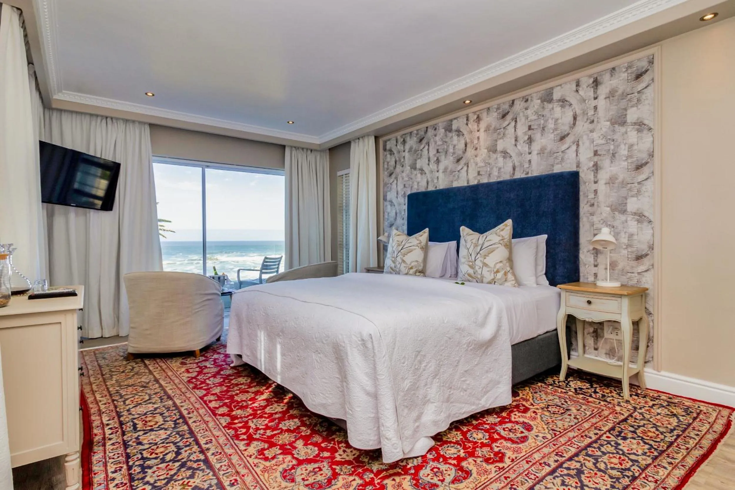 Bed in Hermanus Beachfront Lodge - Solar Power