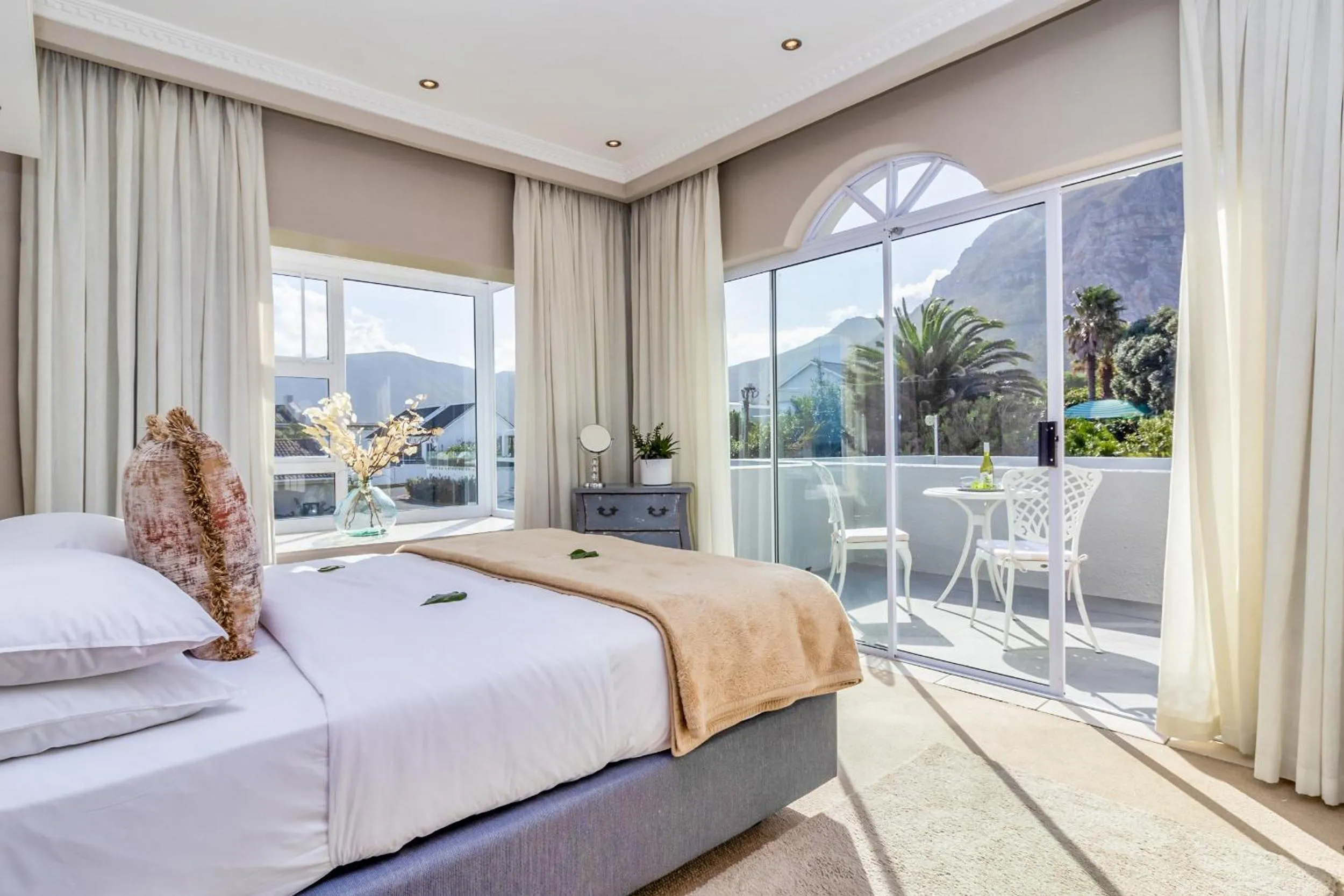 Bed in Hermanus Beachfront Lodge - Solar Power