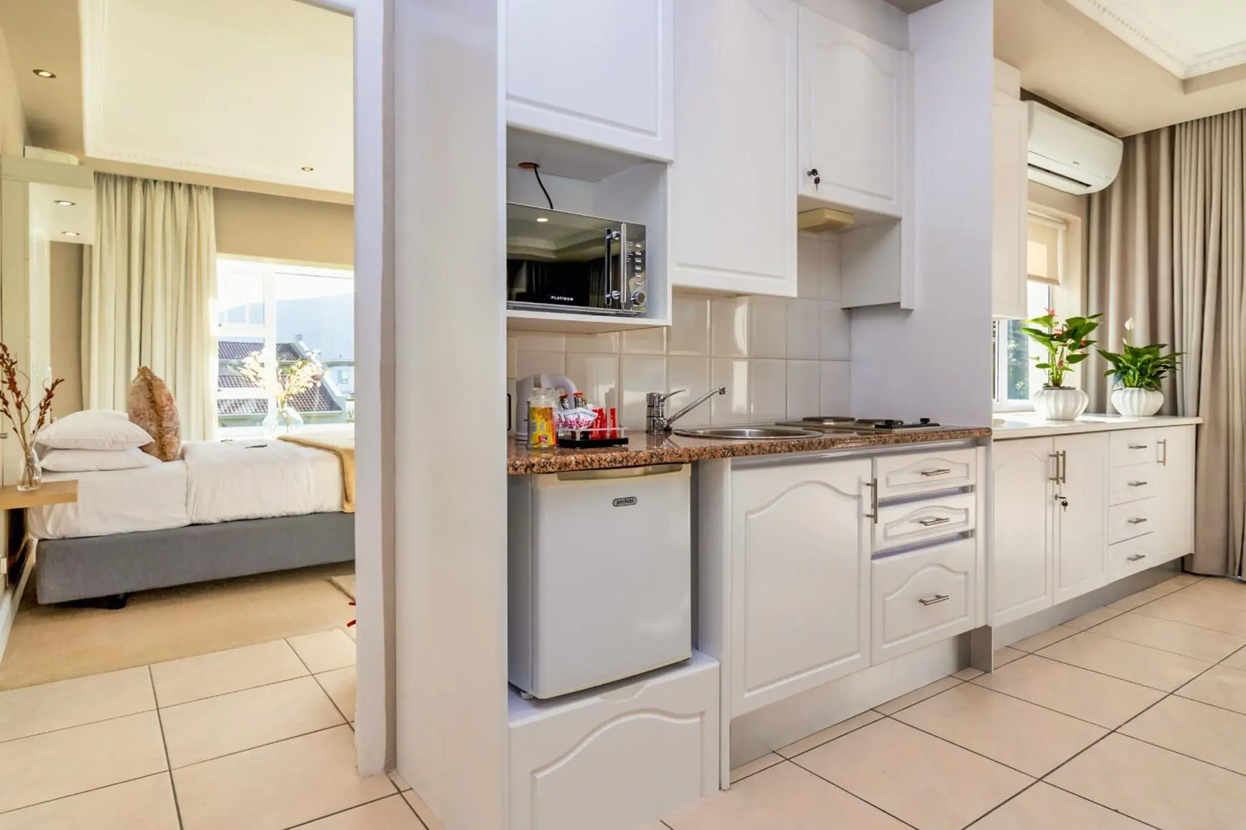 Suite with Mountain View in Hermanus Beachfront Lodge - Solar Power Suite with Mountain View in Hermanus Beachfront Lodge - Solar Power