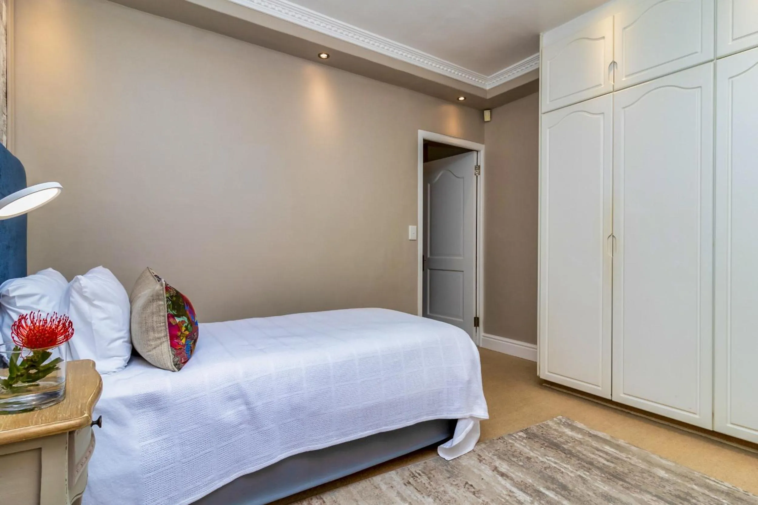 Bed in Hermanus Beachfront Lodge - Solar Power