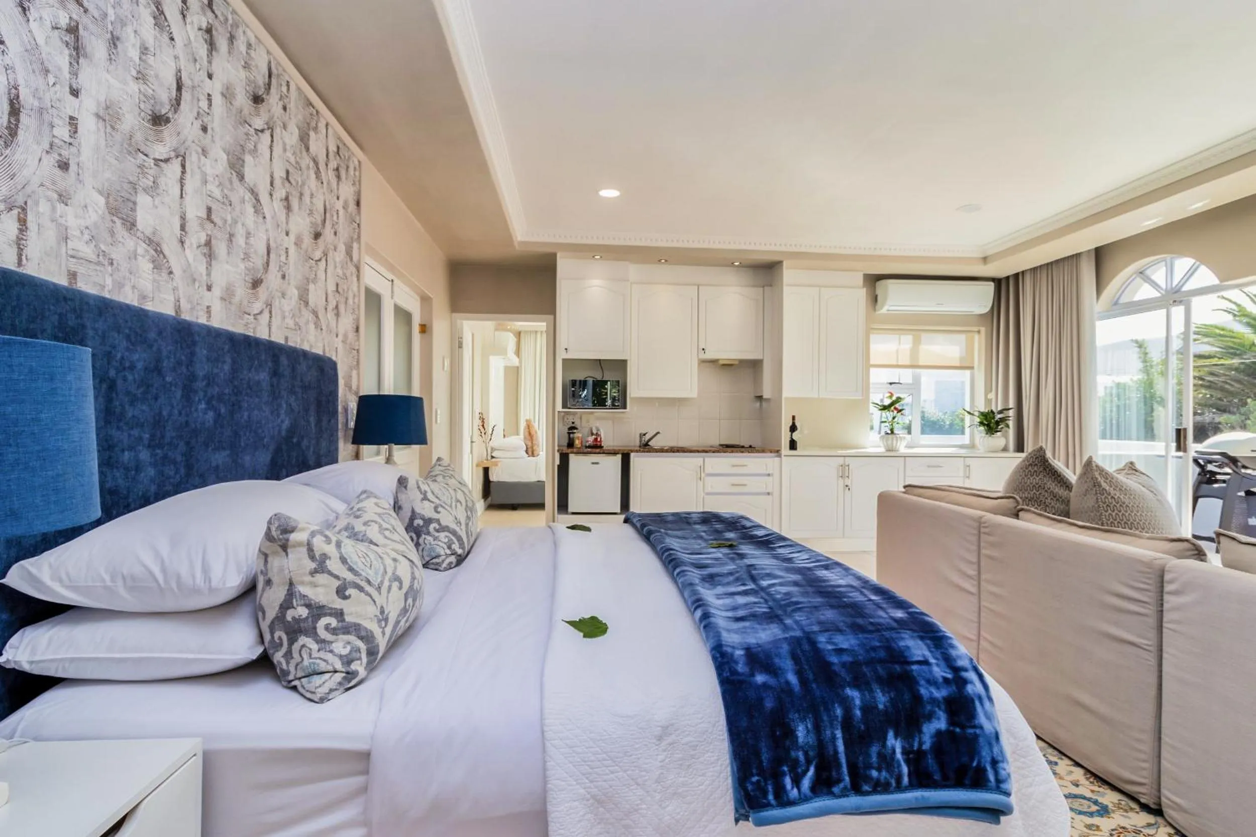 Bed in Hermanus Beachfront Lodge - Solar Power