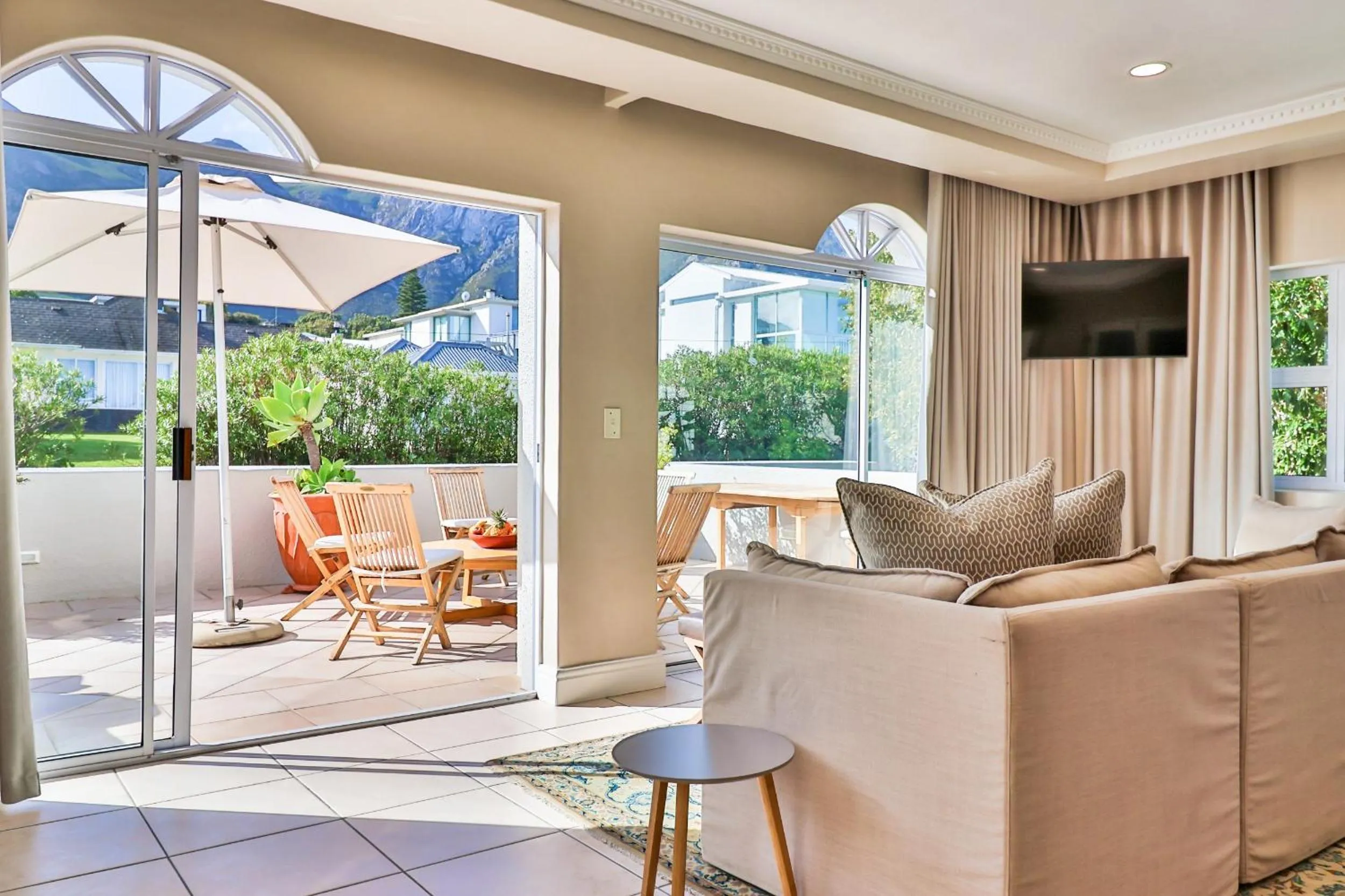 Hermanus Beachfront Lodge - Solar Power