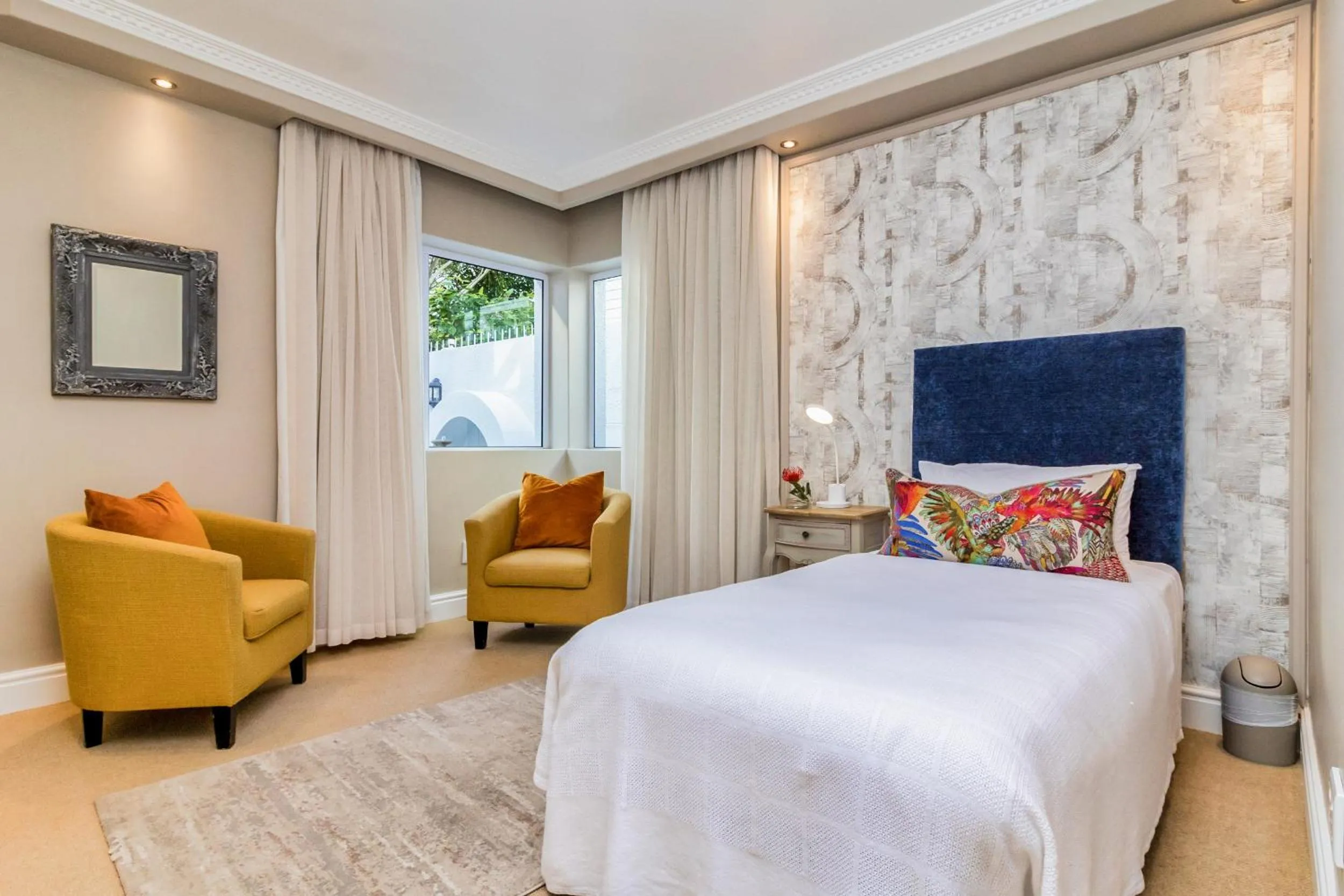 Bed in Hermanus Beachfront Lodge - Solar Power