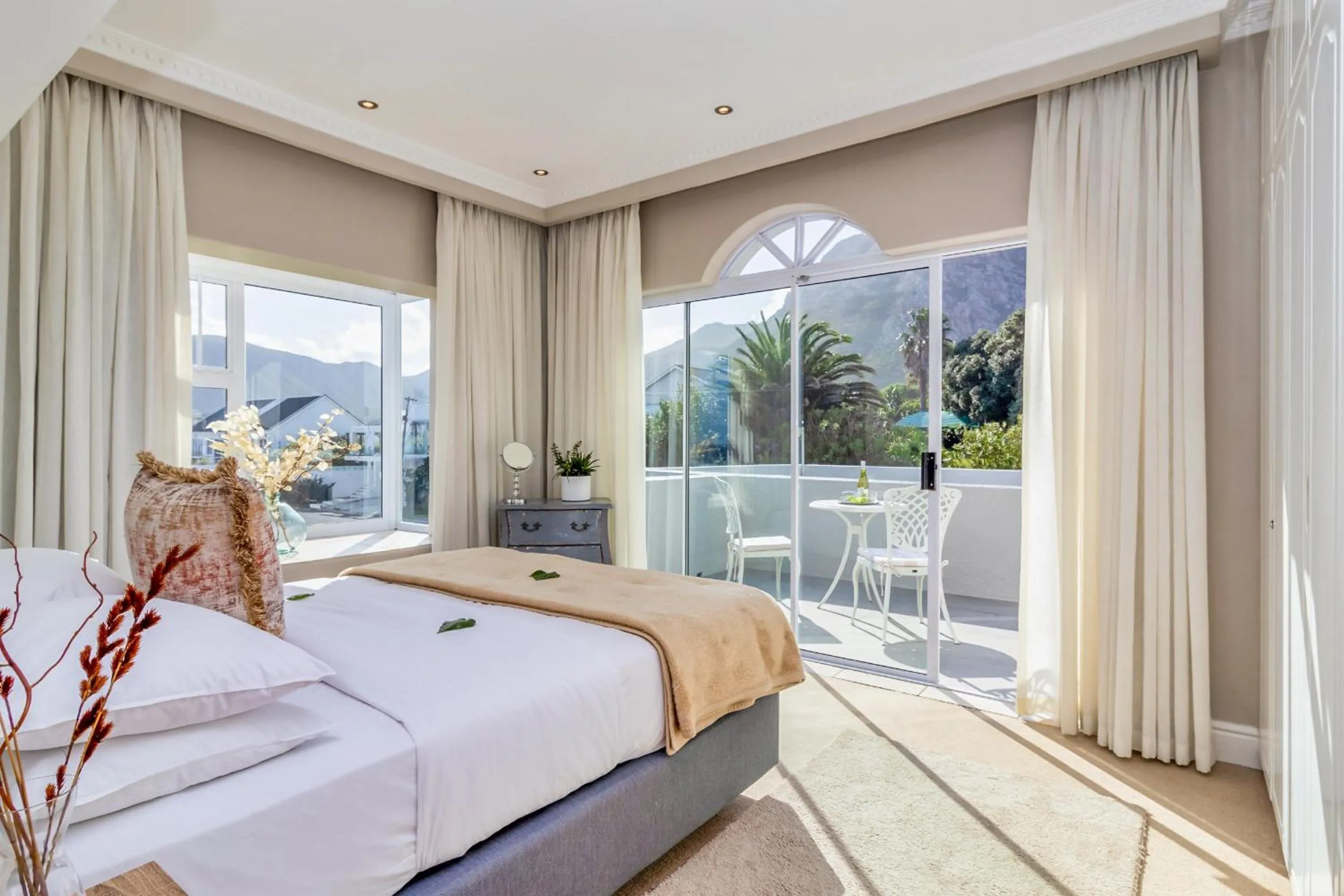 Bed in Hermanus Beachfront Lodge - Solar Power