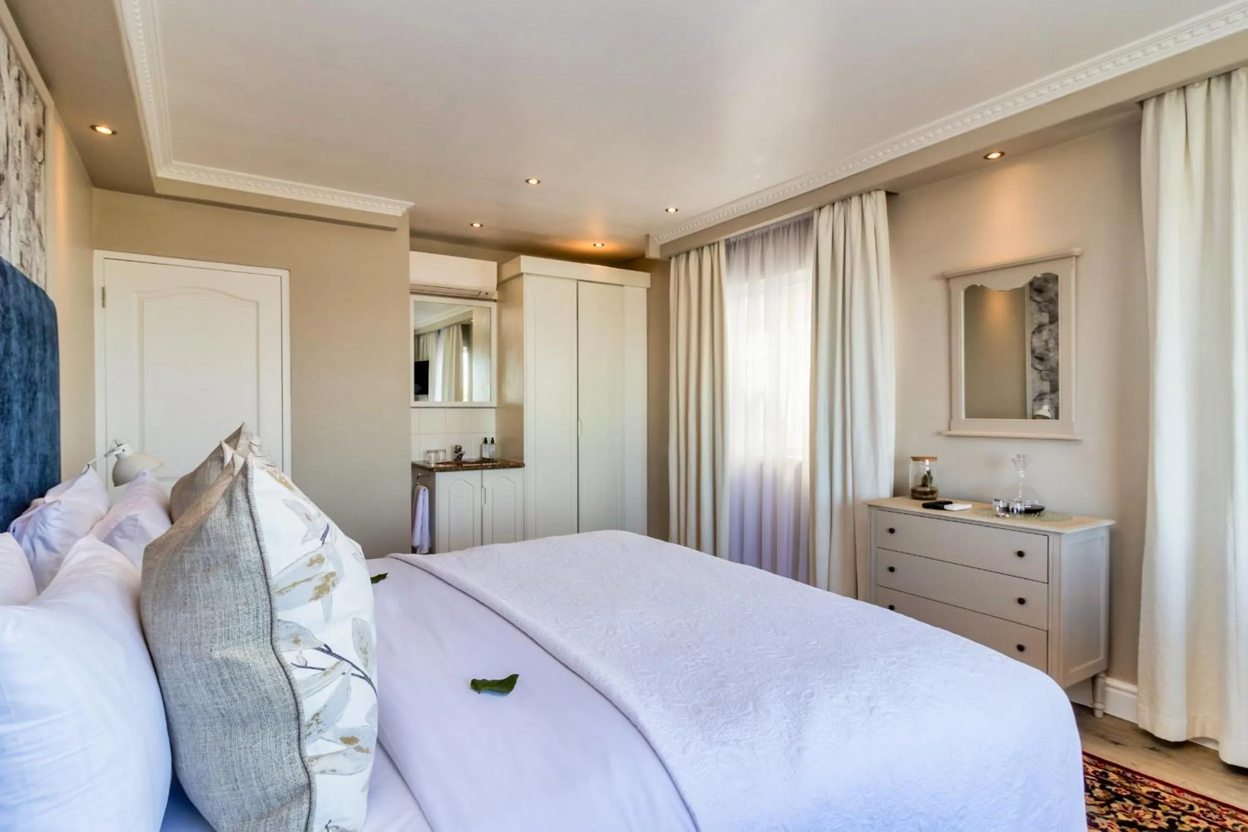 Bed in Hermanus Beachfront Lodge - Solar Power