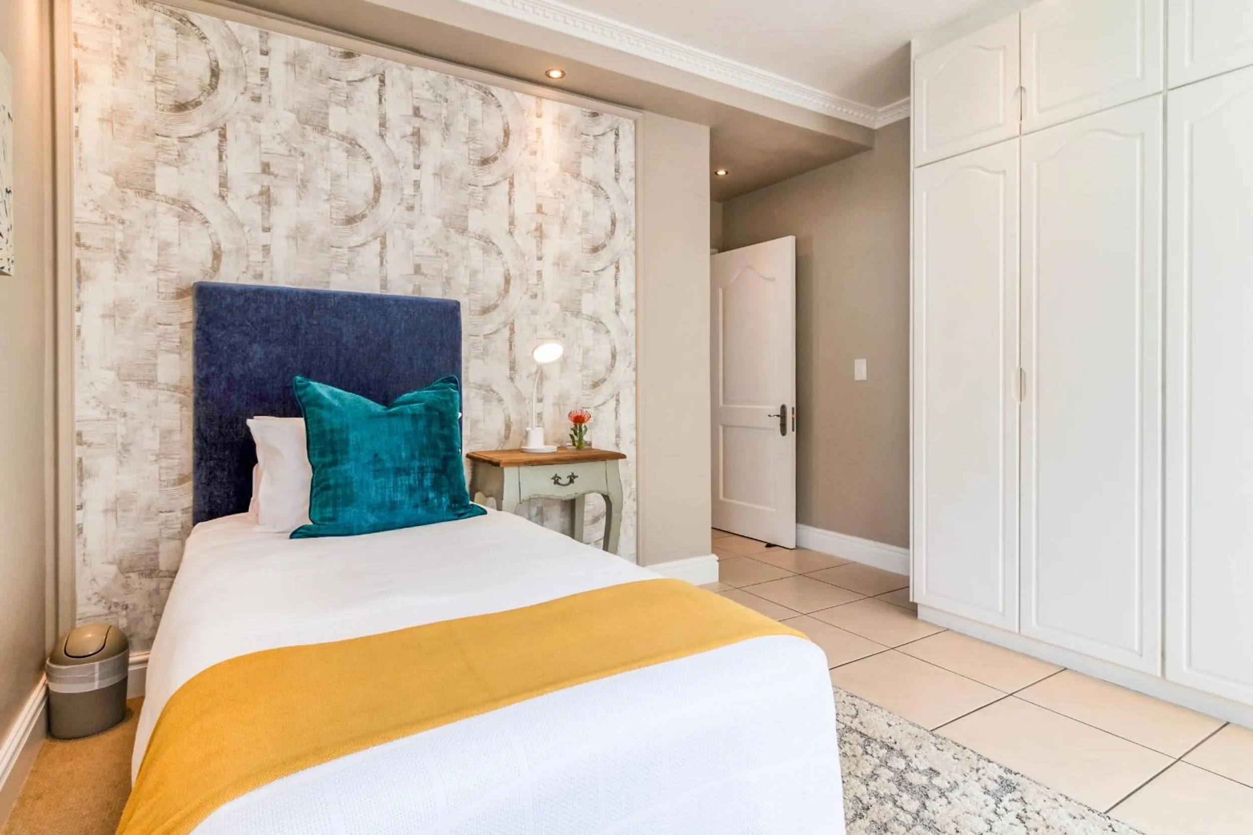 Bed in Hermanus Beachfront Lodge - Solar Power