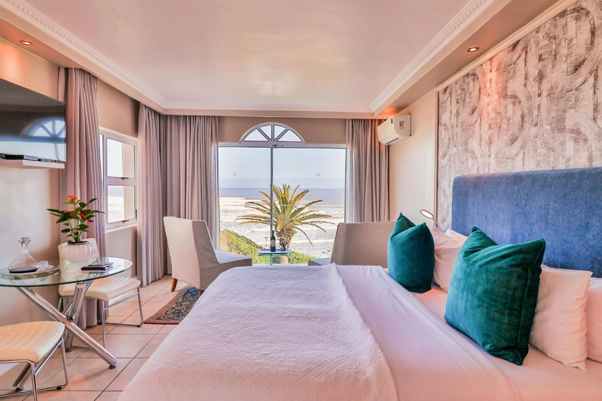 Bed in Hermanus Beachfront Lodge - Solar Power