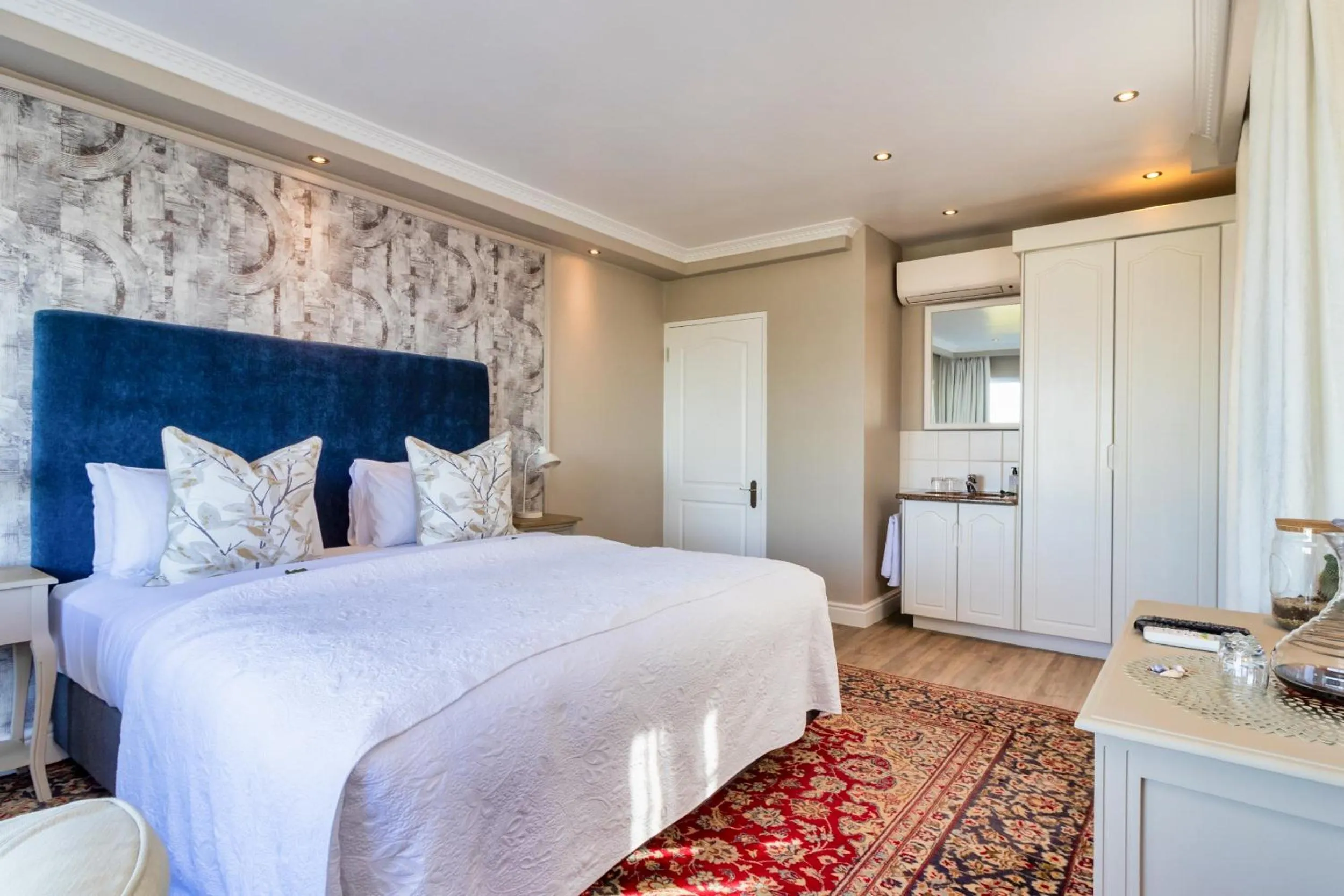 Bed in Hermanus Beachfront Lodge - Solar Power