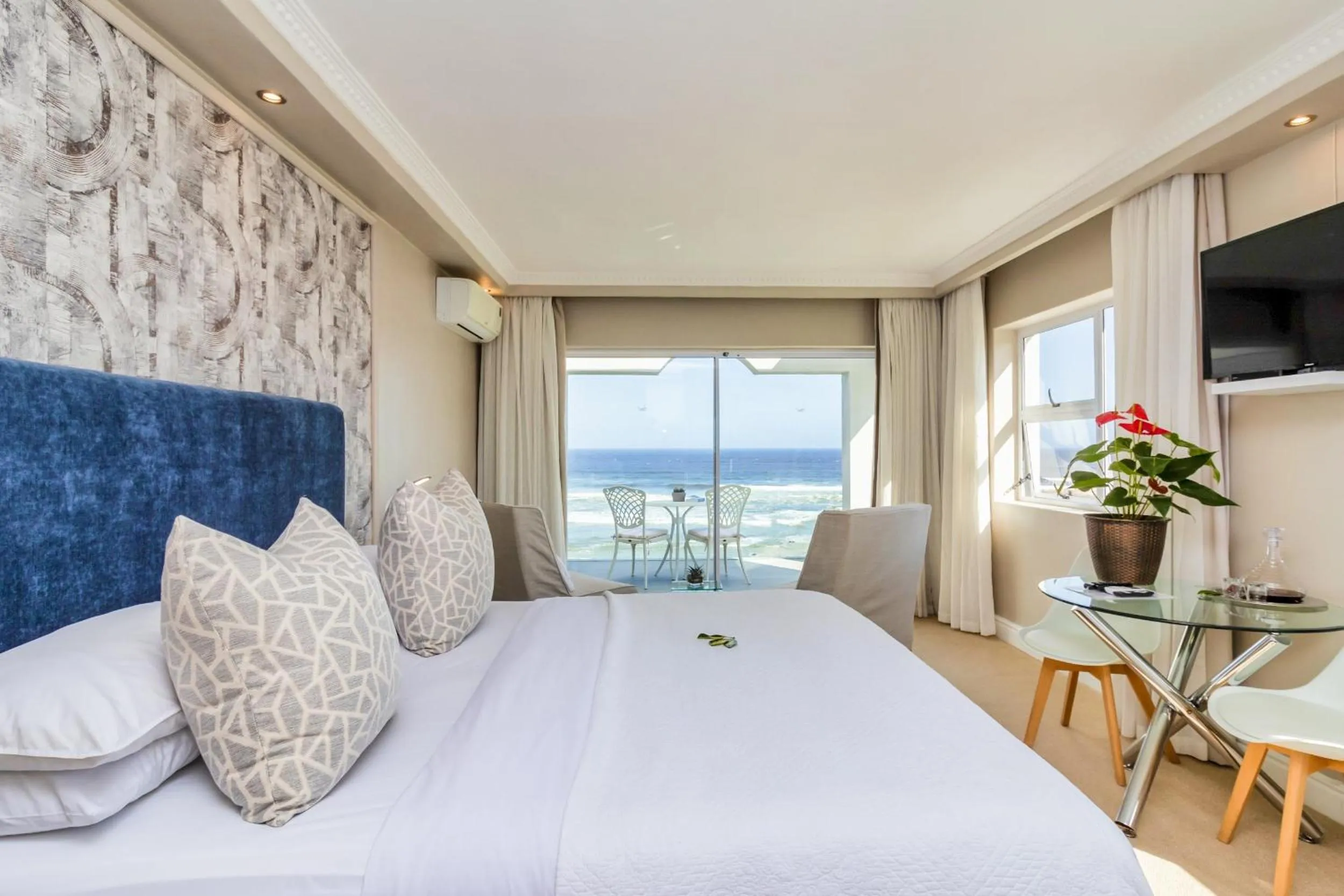 Bed in Hermanus Beachfront Lodge - Solar Power