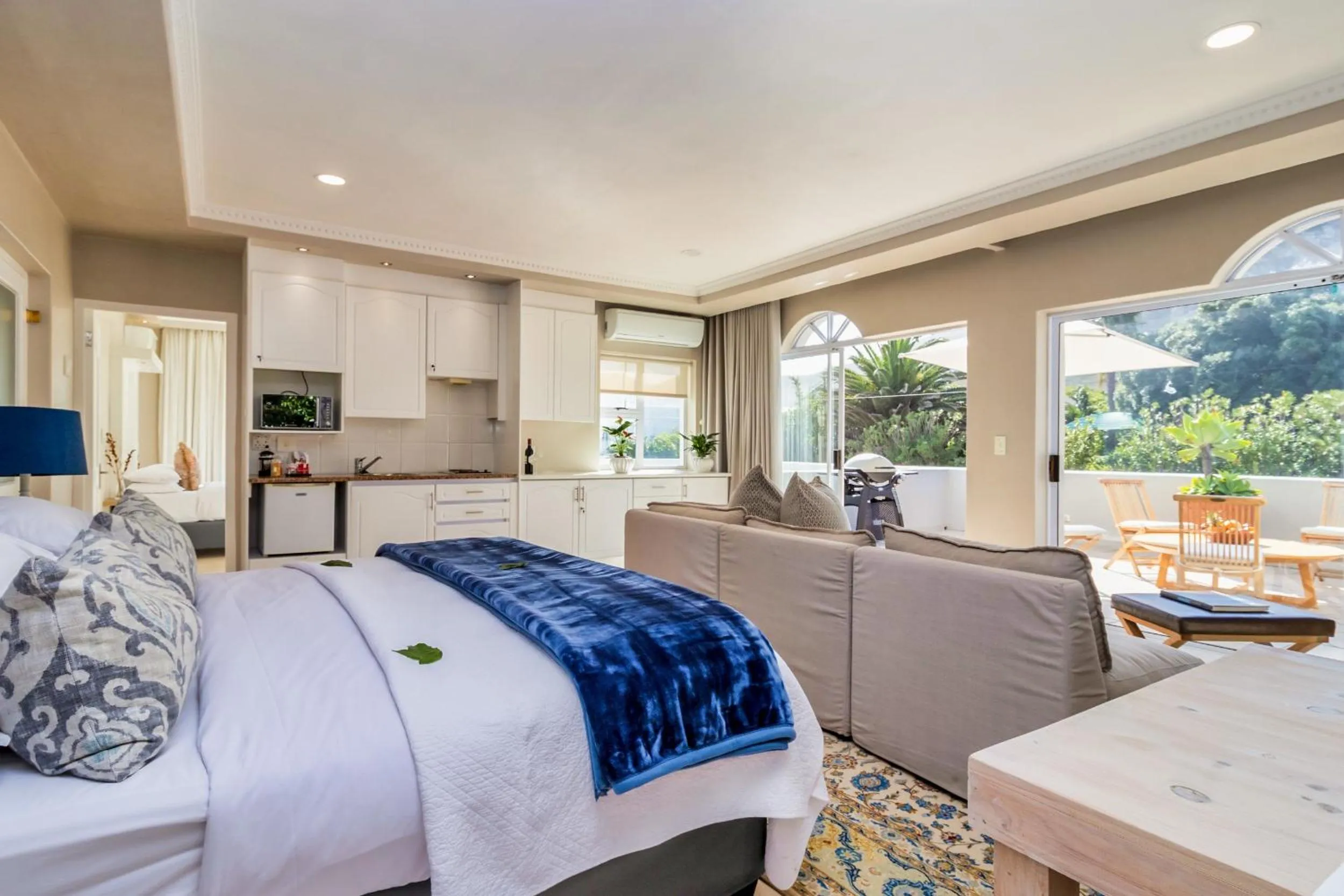 Bed in Hermanus Beachfront Lodge - Solar Power