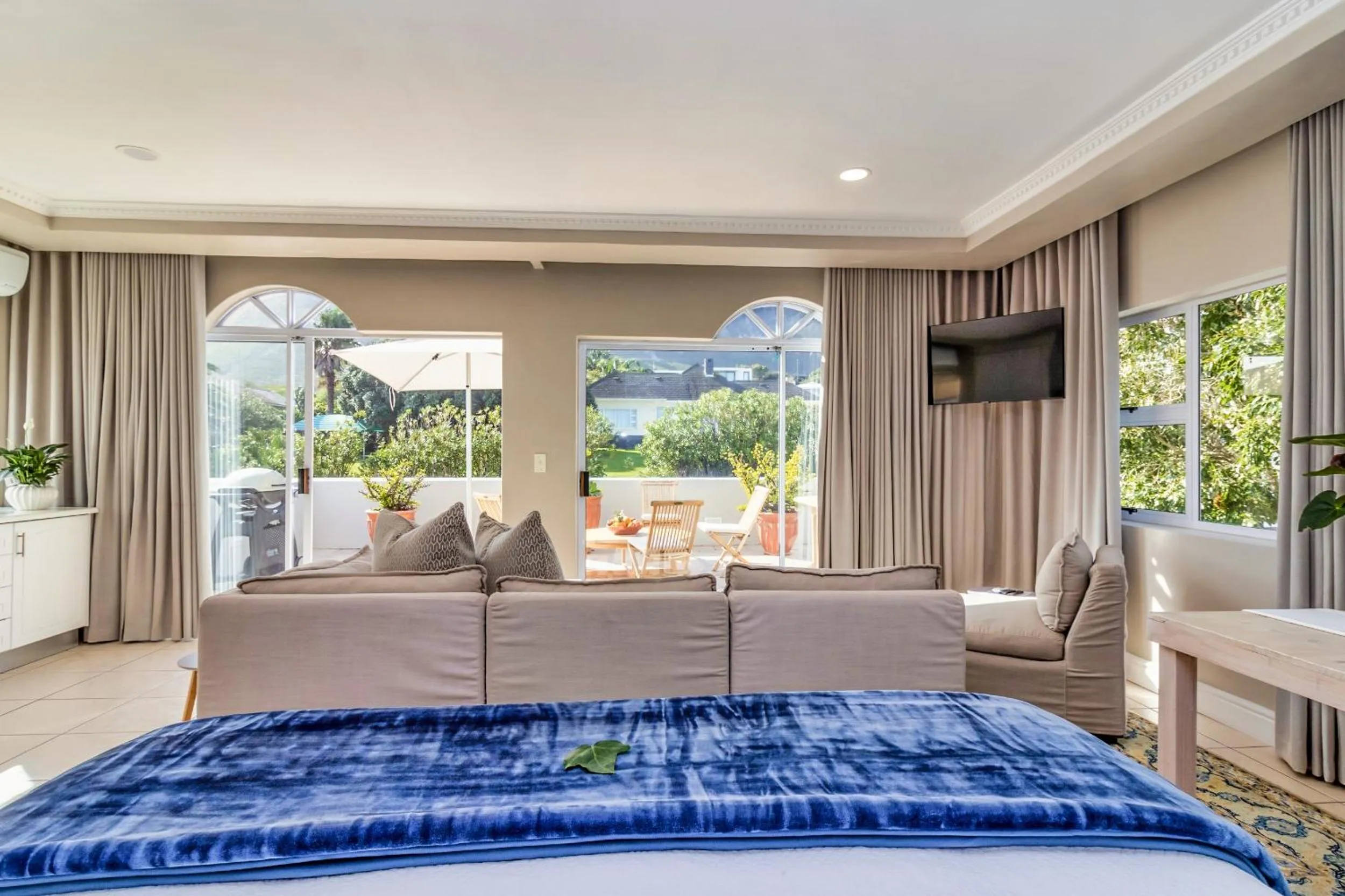 Bed in Hermanus Beachfront Lodge - Solar Power