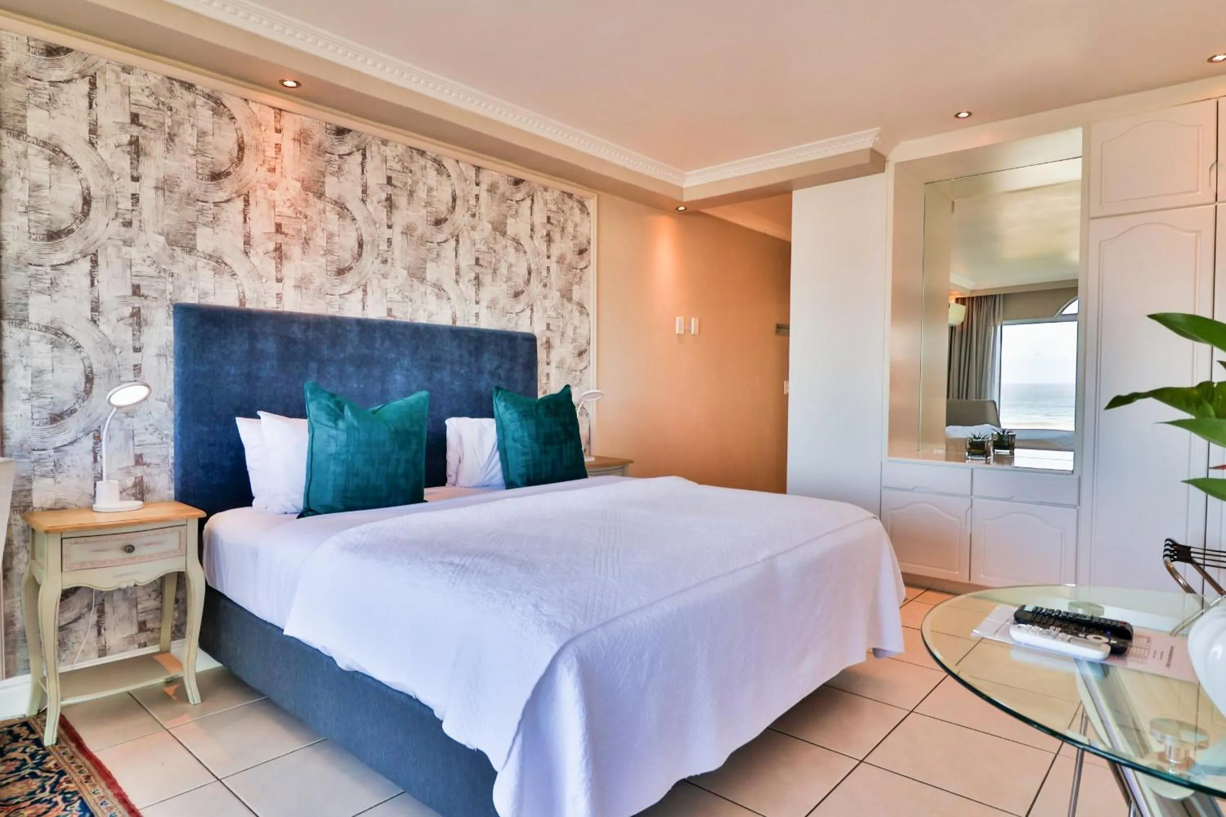 Bed in Hermanus Beachfront Lodge - Solar Power