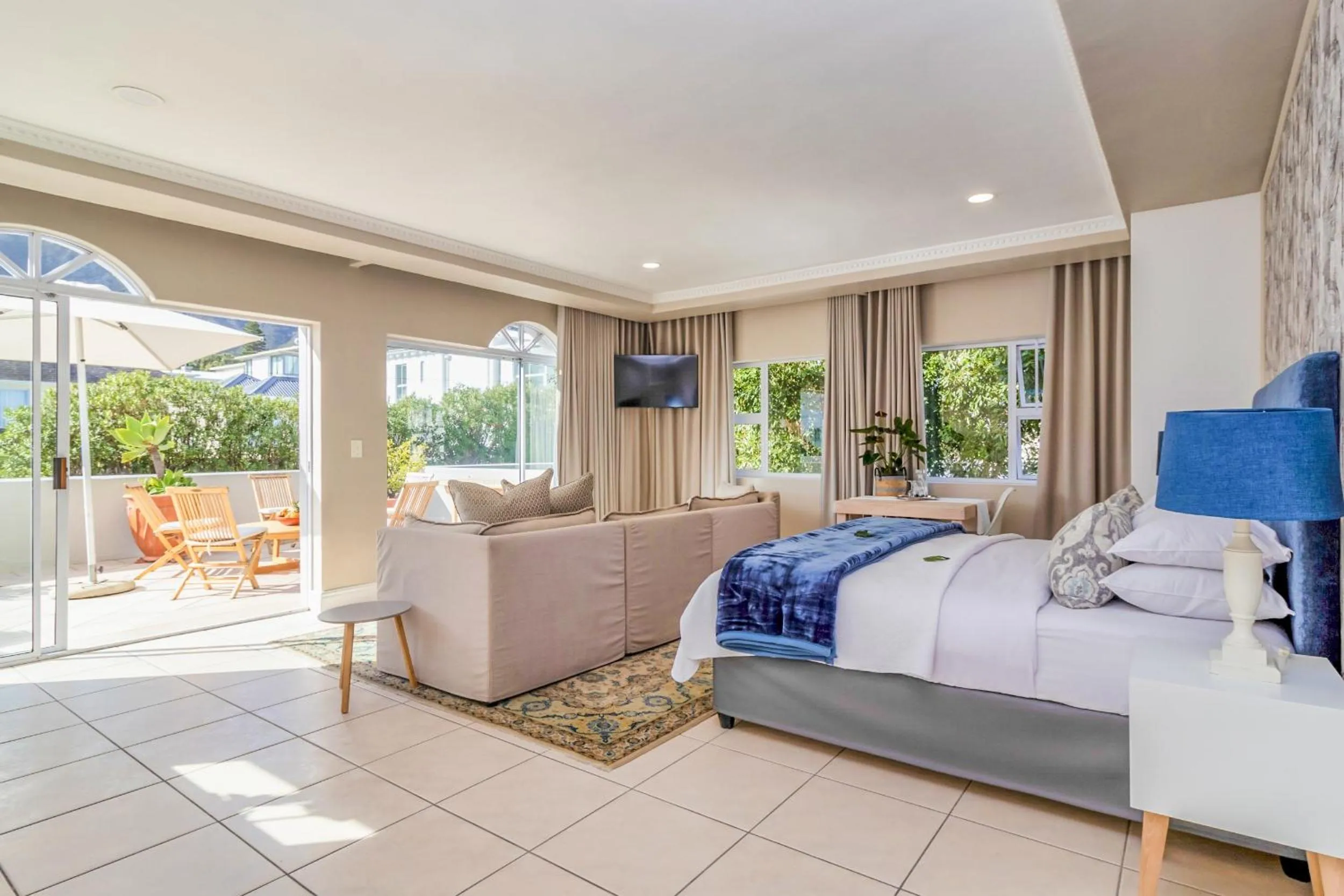 Bed in Hermanus Beachfront Lodge - Solar Power