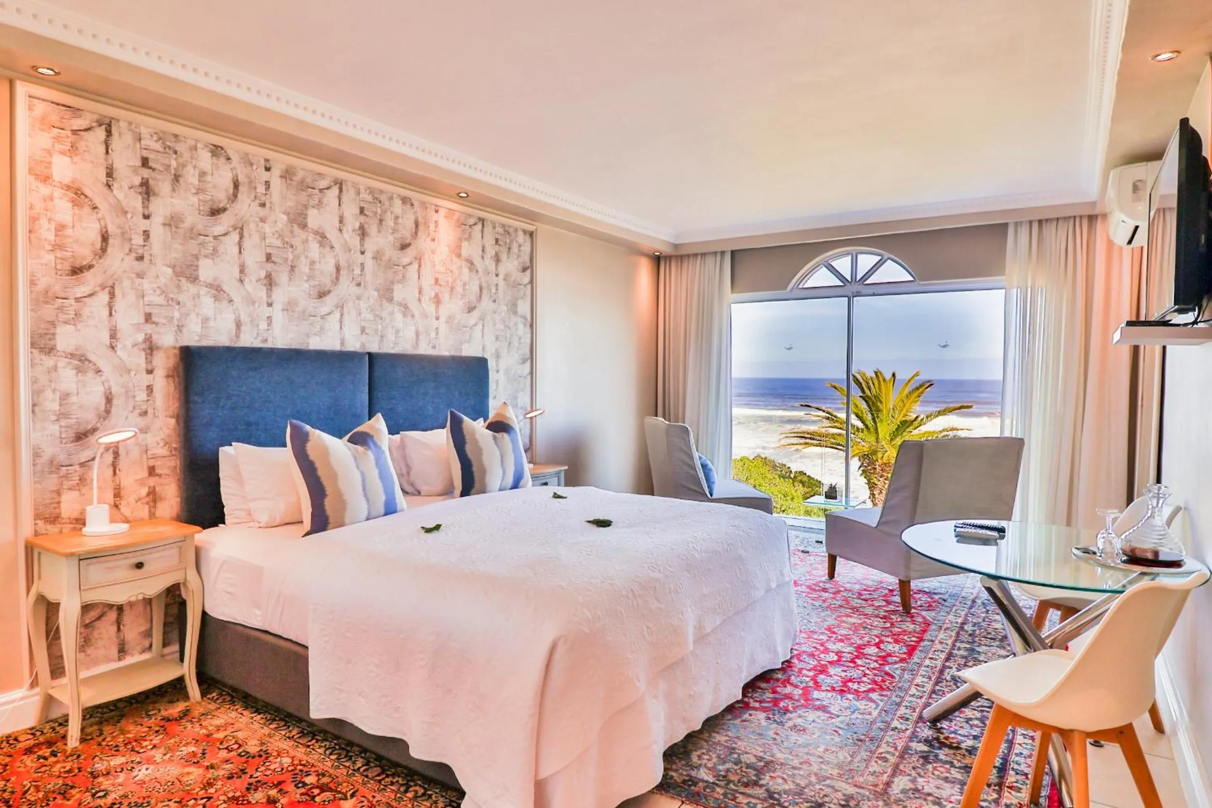 Bed in Hermanus Beachfront Lodge - Solar Power