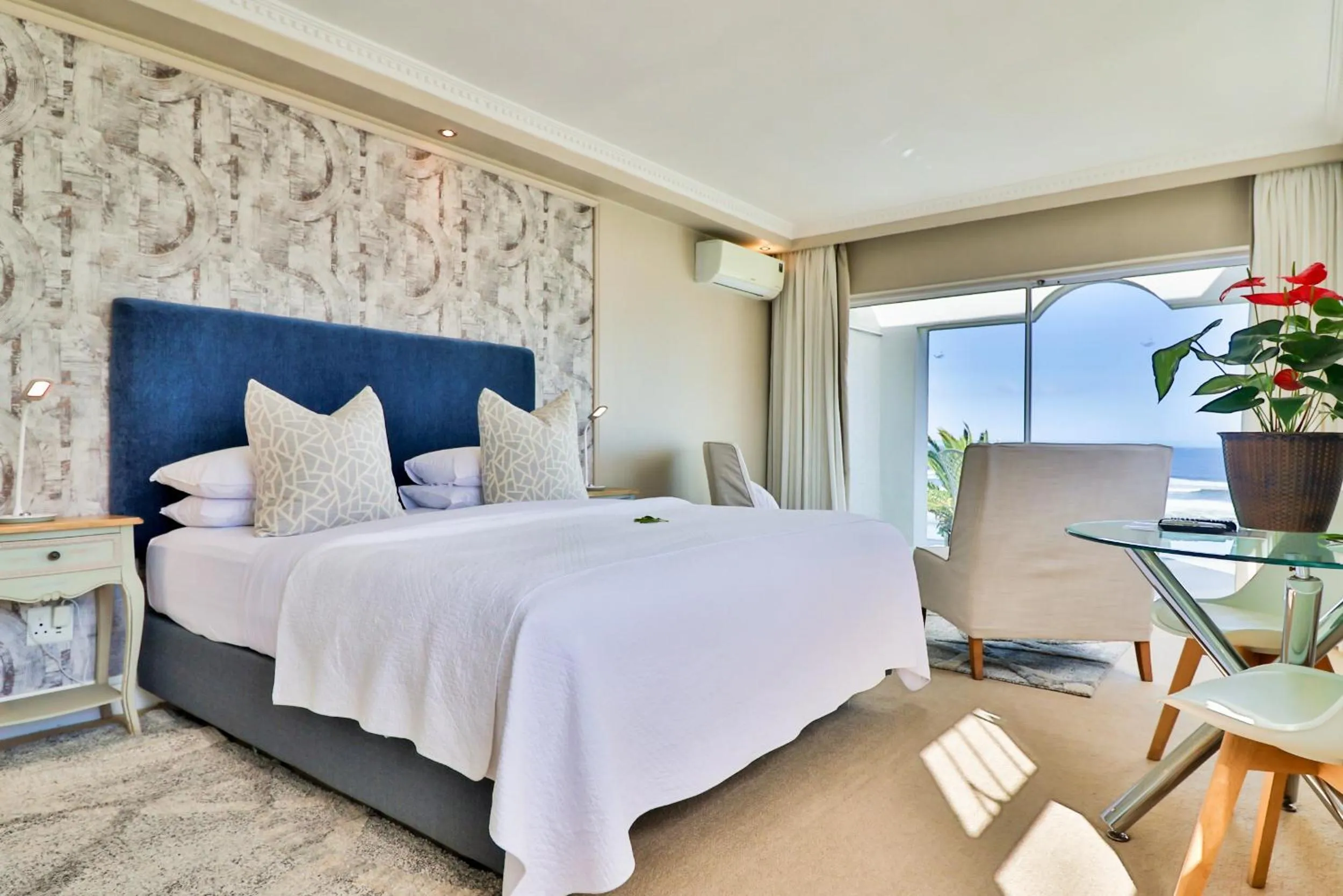 Bed in Hermanus Beachfront Lodge - Solar Power