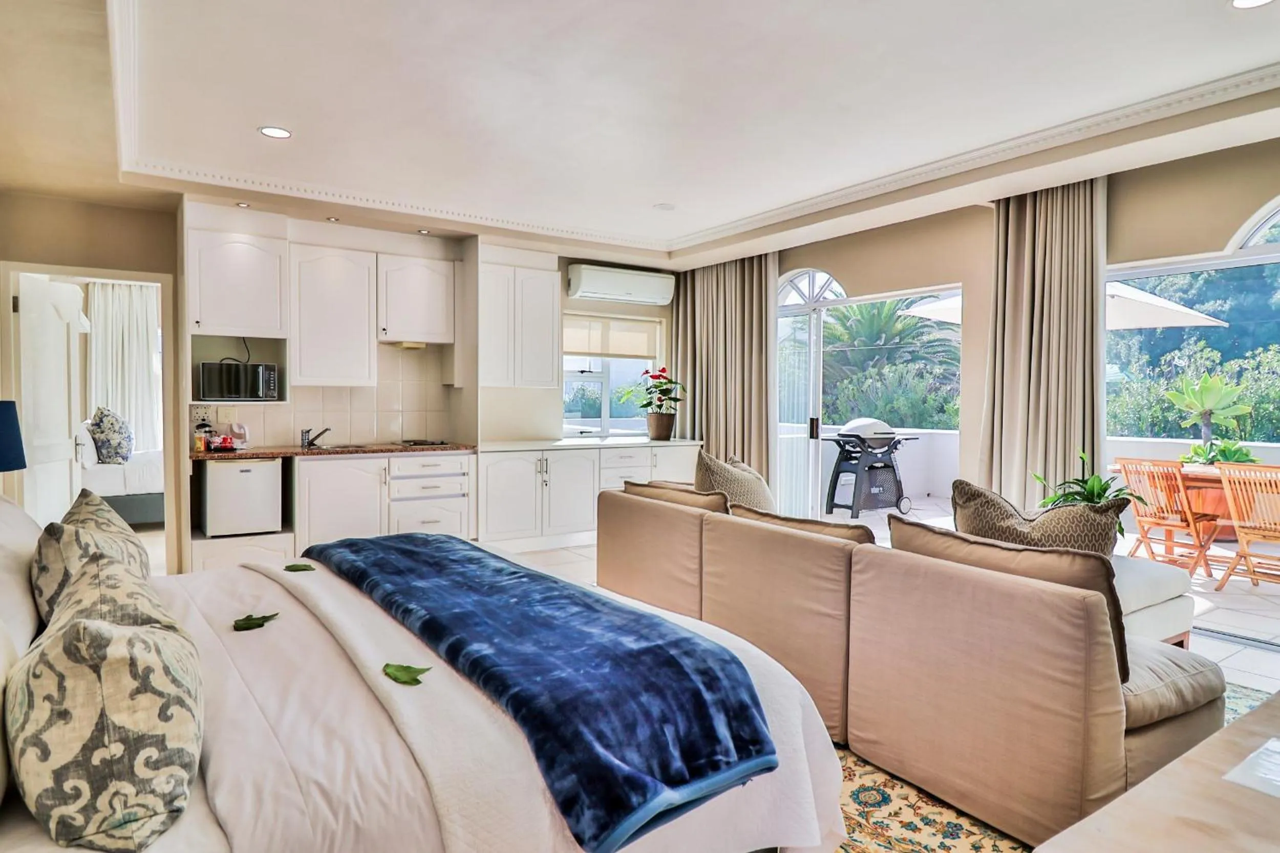 Bed in Hermanus Beachfront Lodge - Solar Power