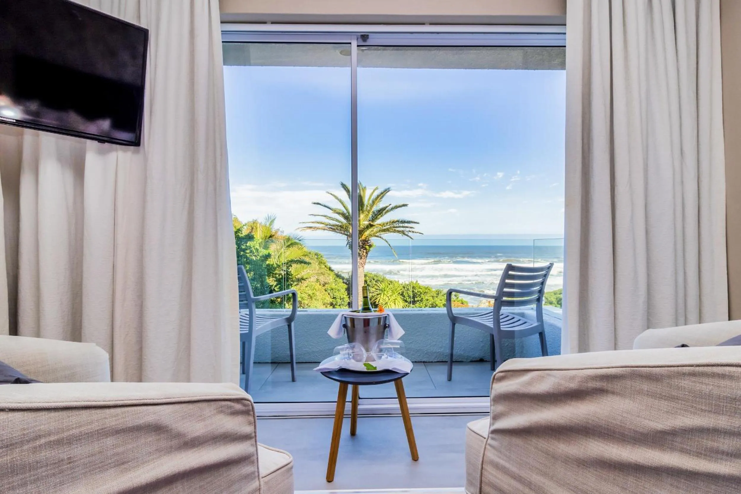 Bed in Hermanus Beachfront Lodge - Solar Power