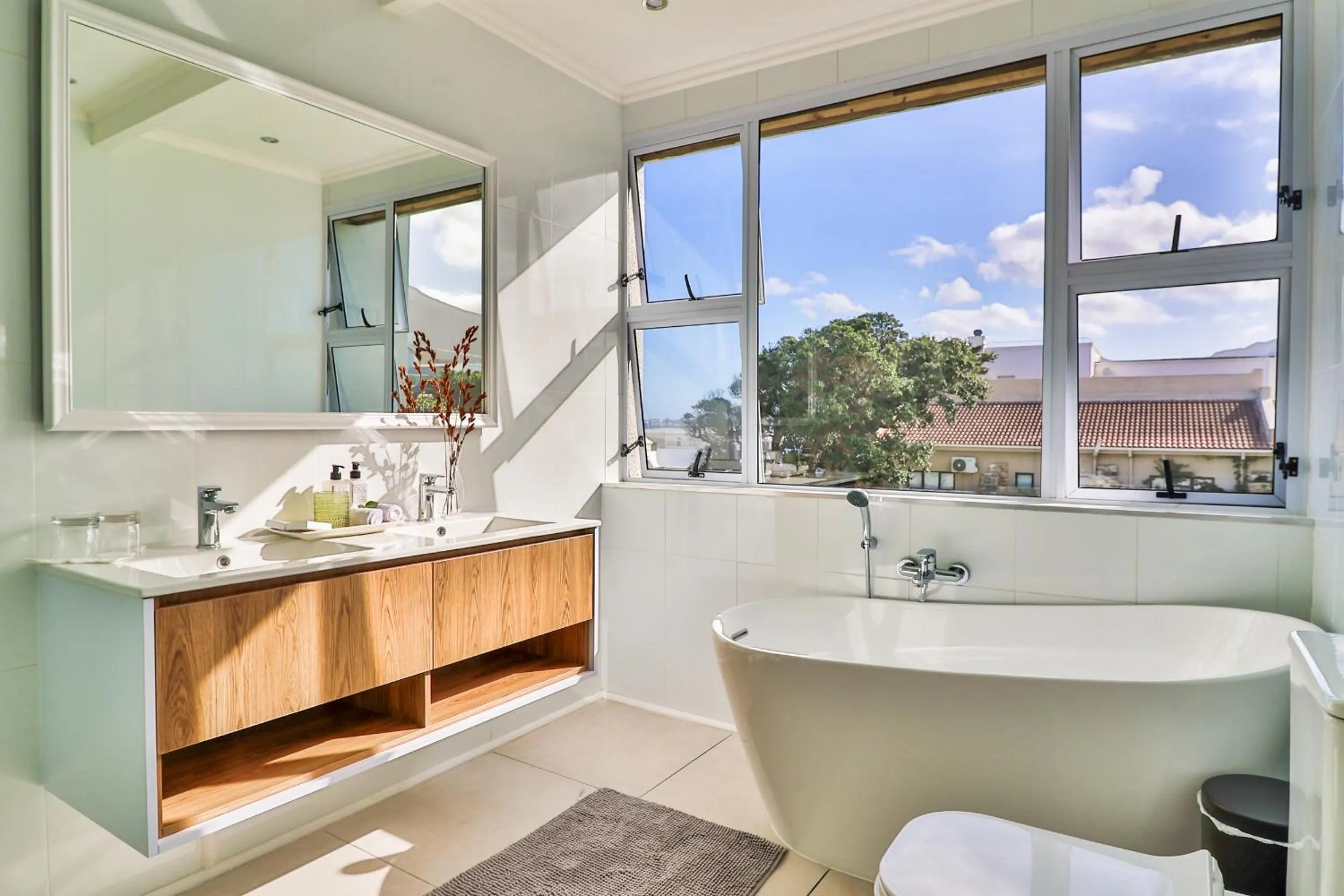 Hermanus Beachfront Lodge - Solar Power