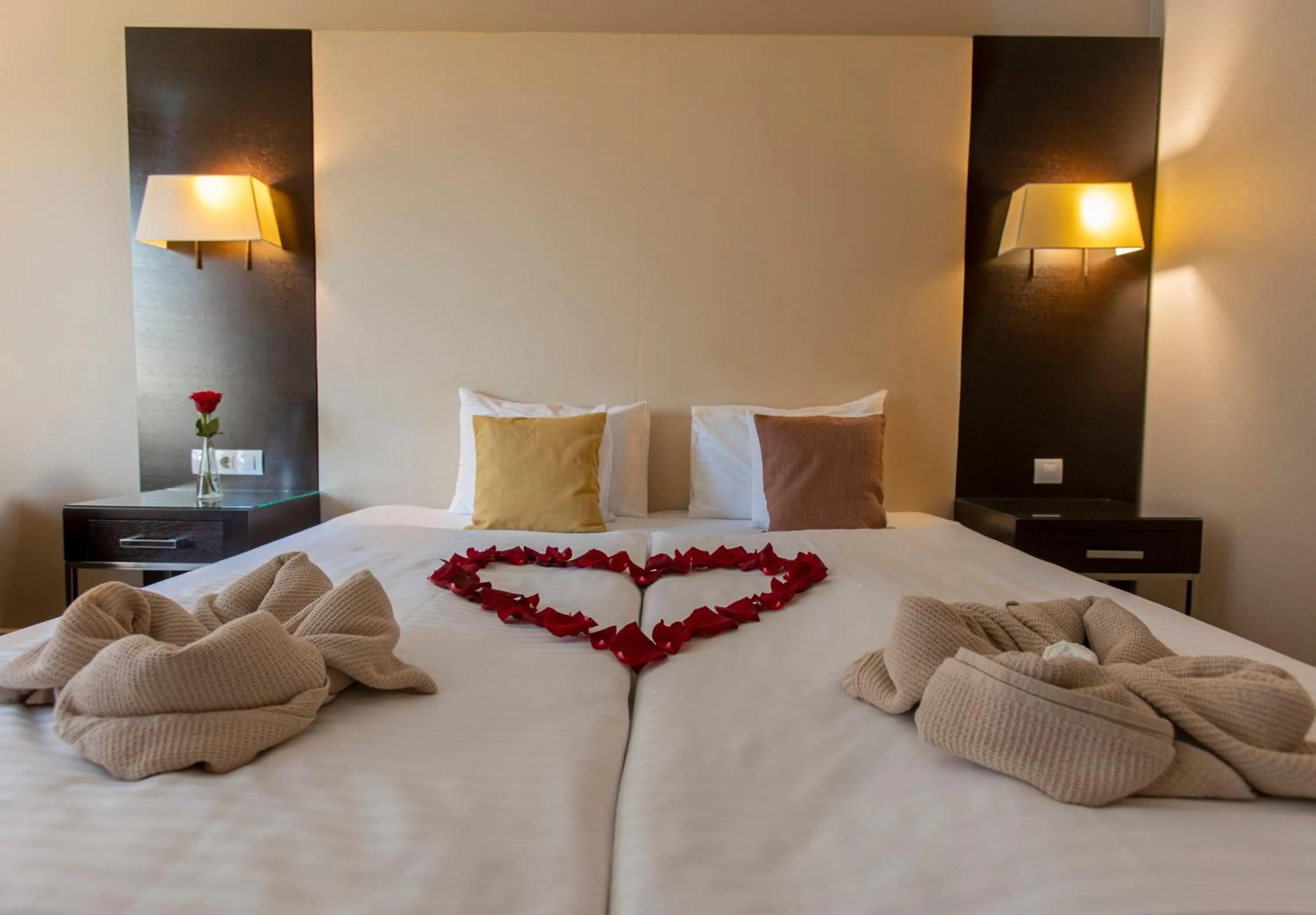 Photo of the whole room, Bed in Lion's Garden Hotel