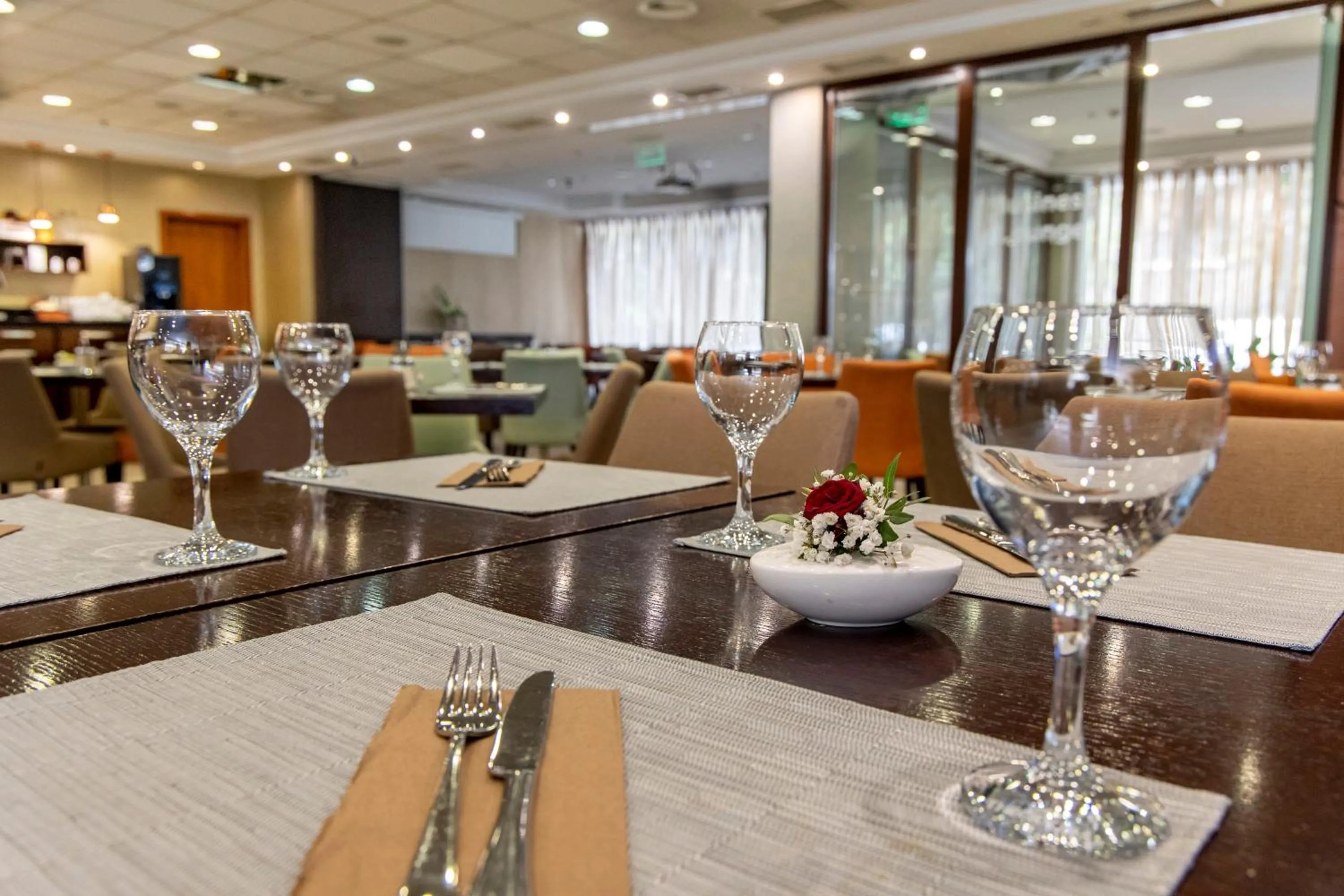 Restaurant/places to eat in Lion's Garden Hotel