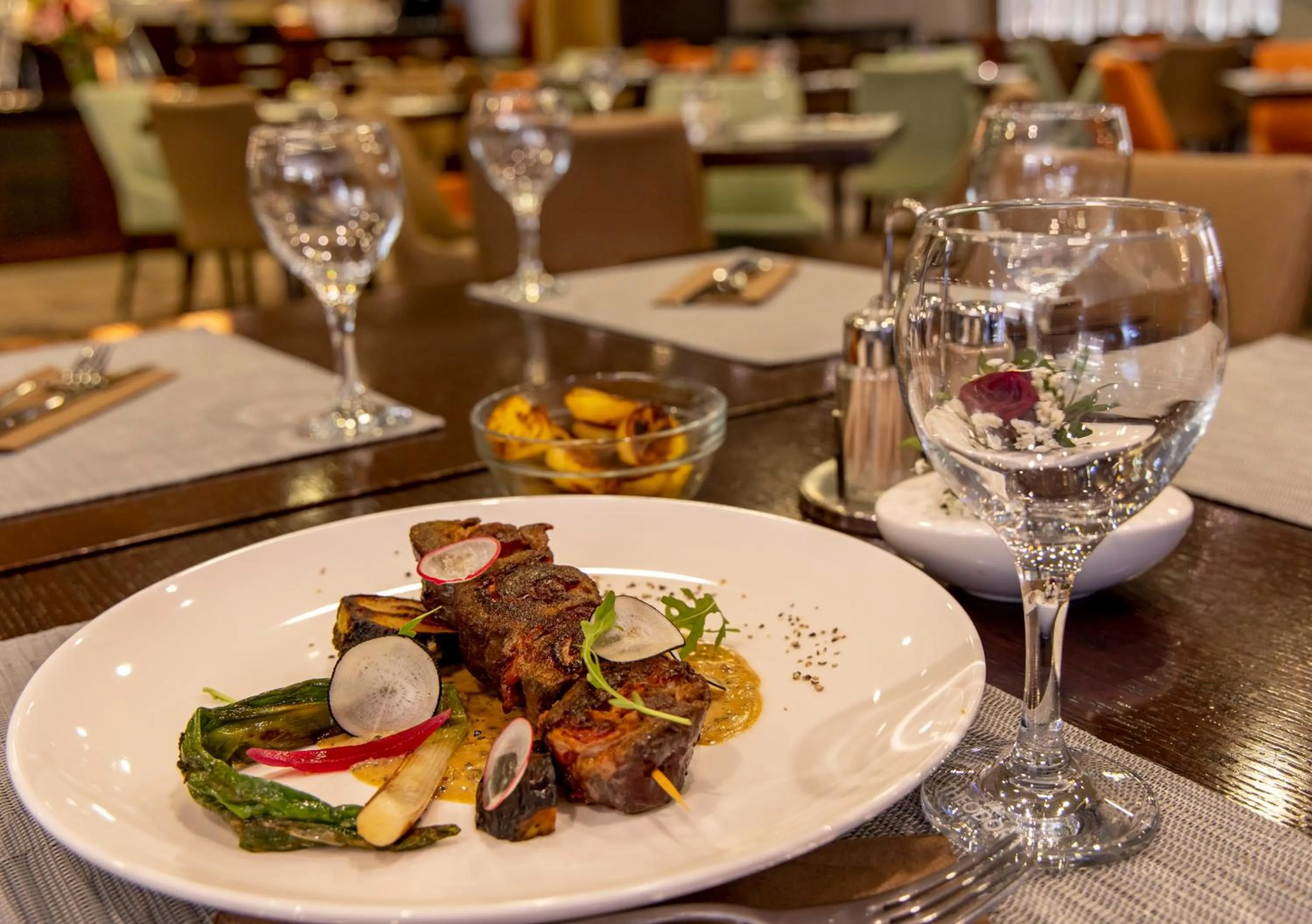 Restaurant/places to eat in Lion's Garden Hotel