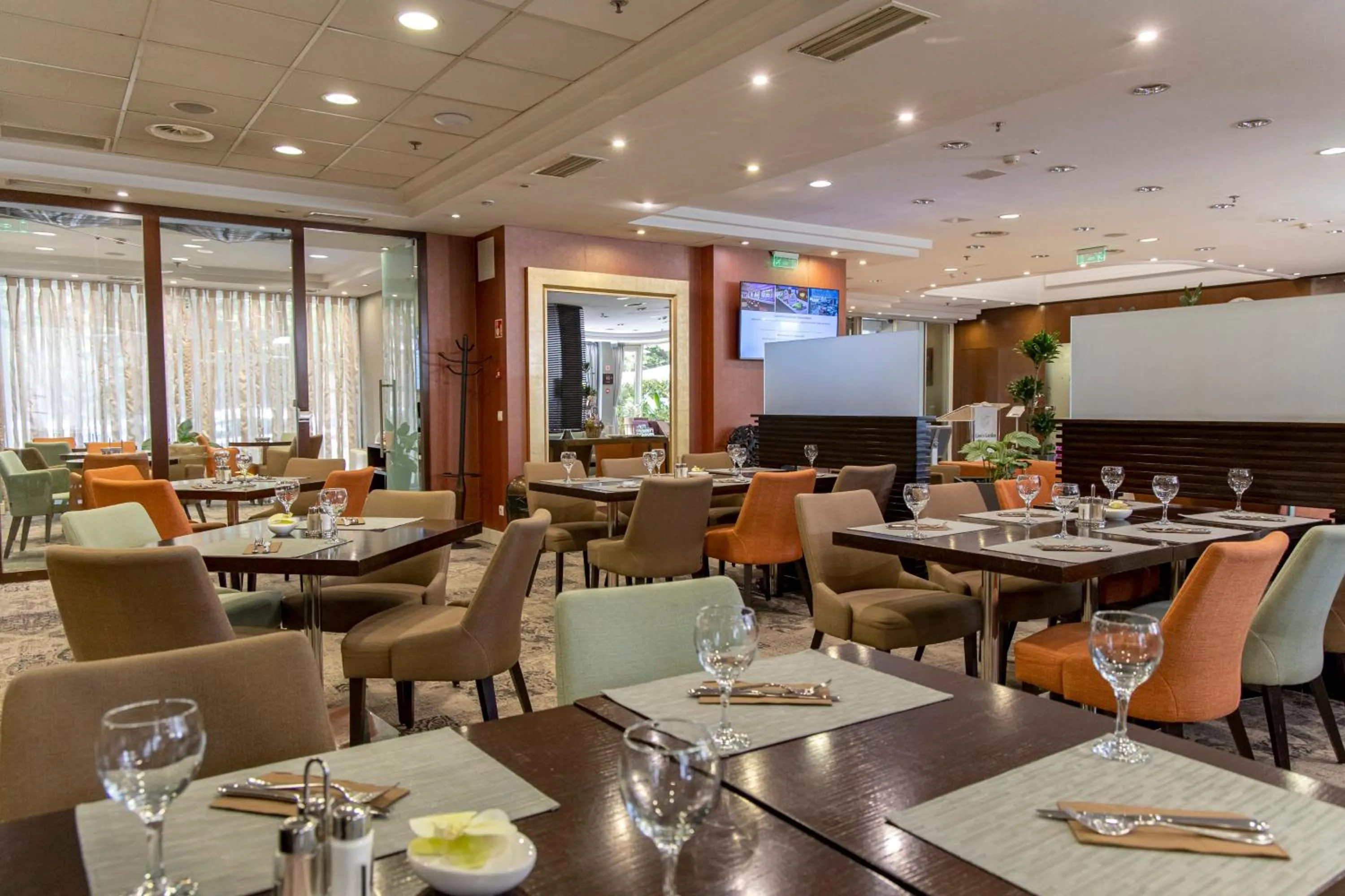 Restaurant/places to eat in Lion's Garden Hotel