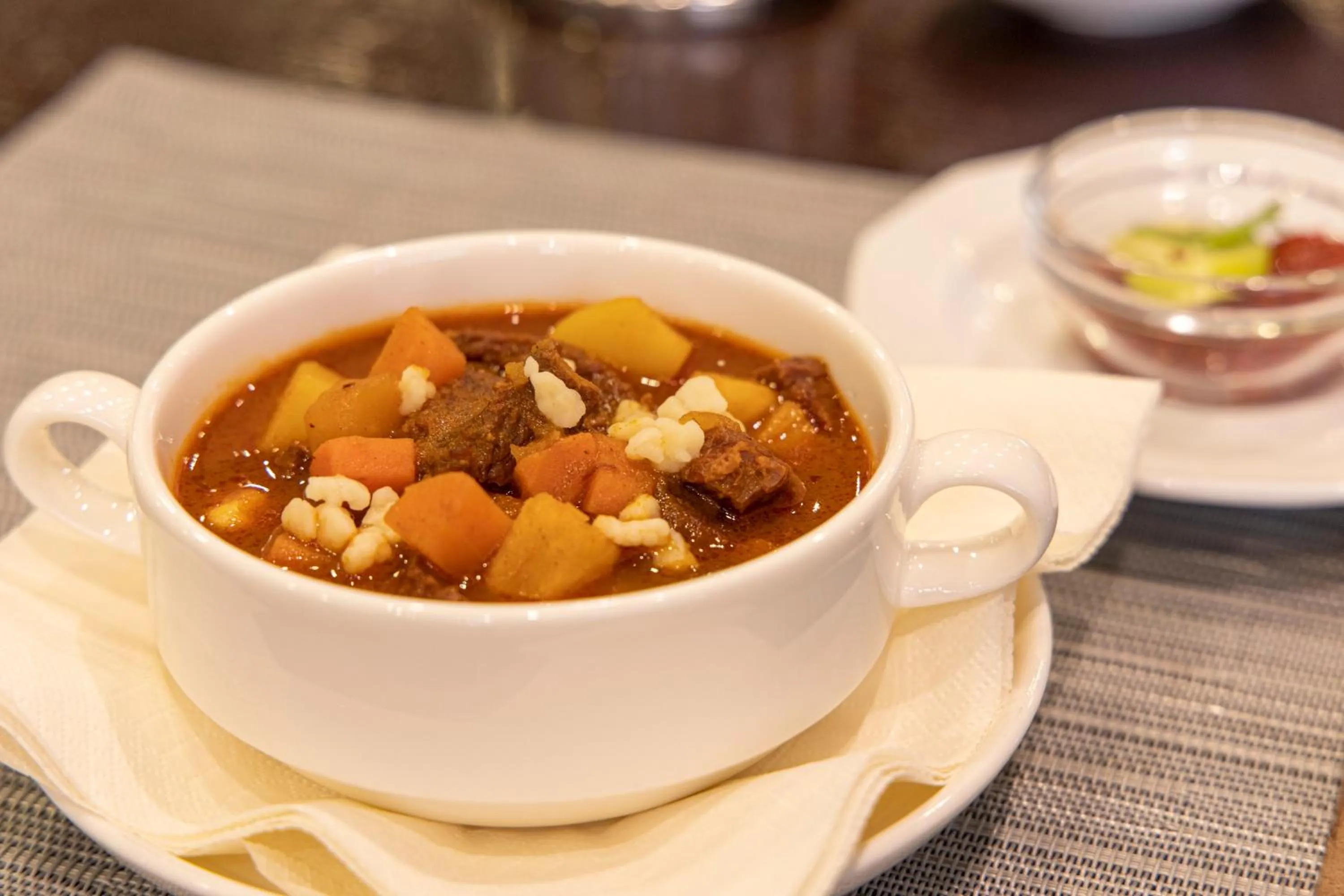 Restaurant/places to eat in Lion's Garden Hotel