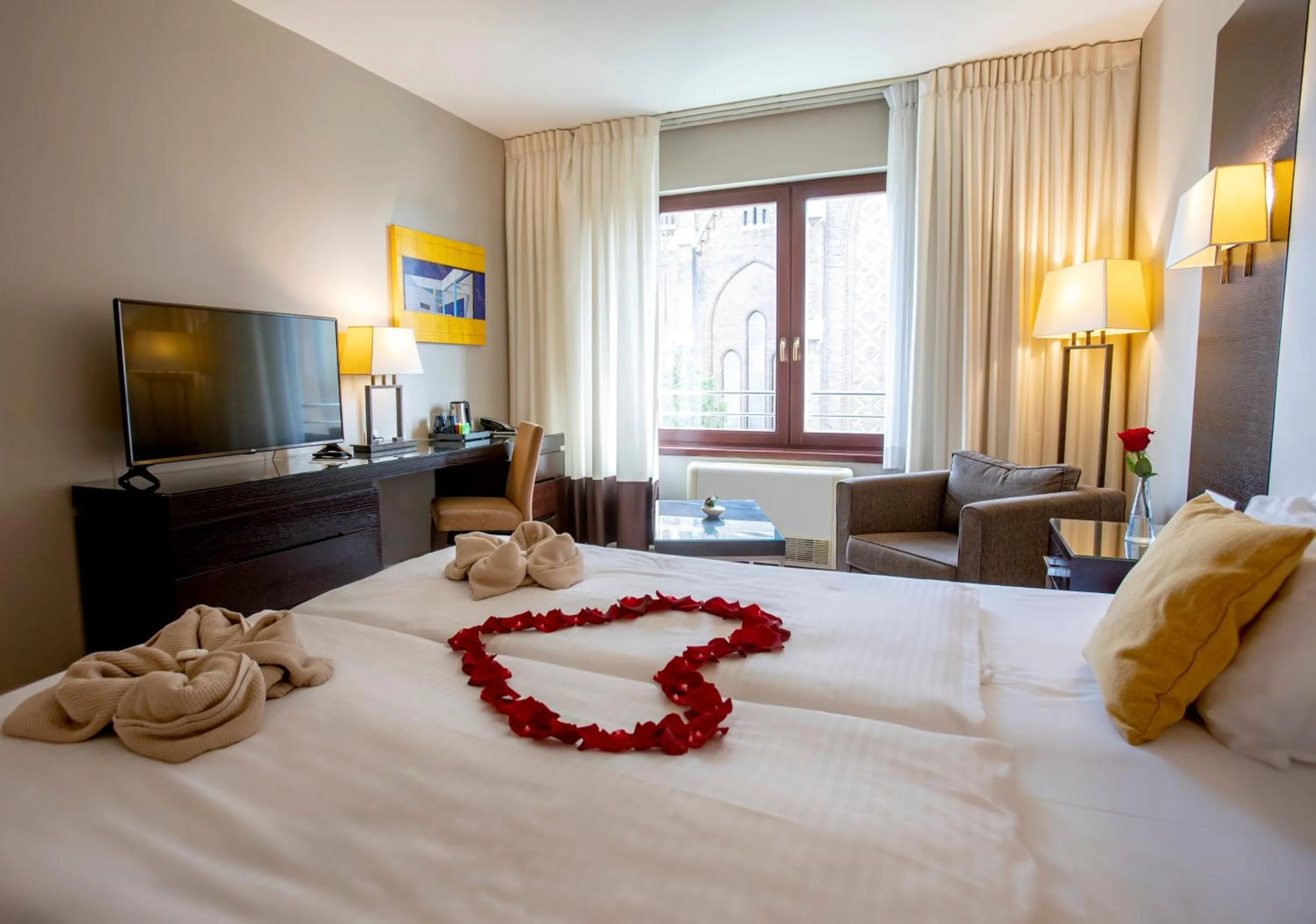 Photo of the whole room, Bed in Lion's Garden Hotel