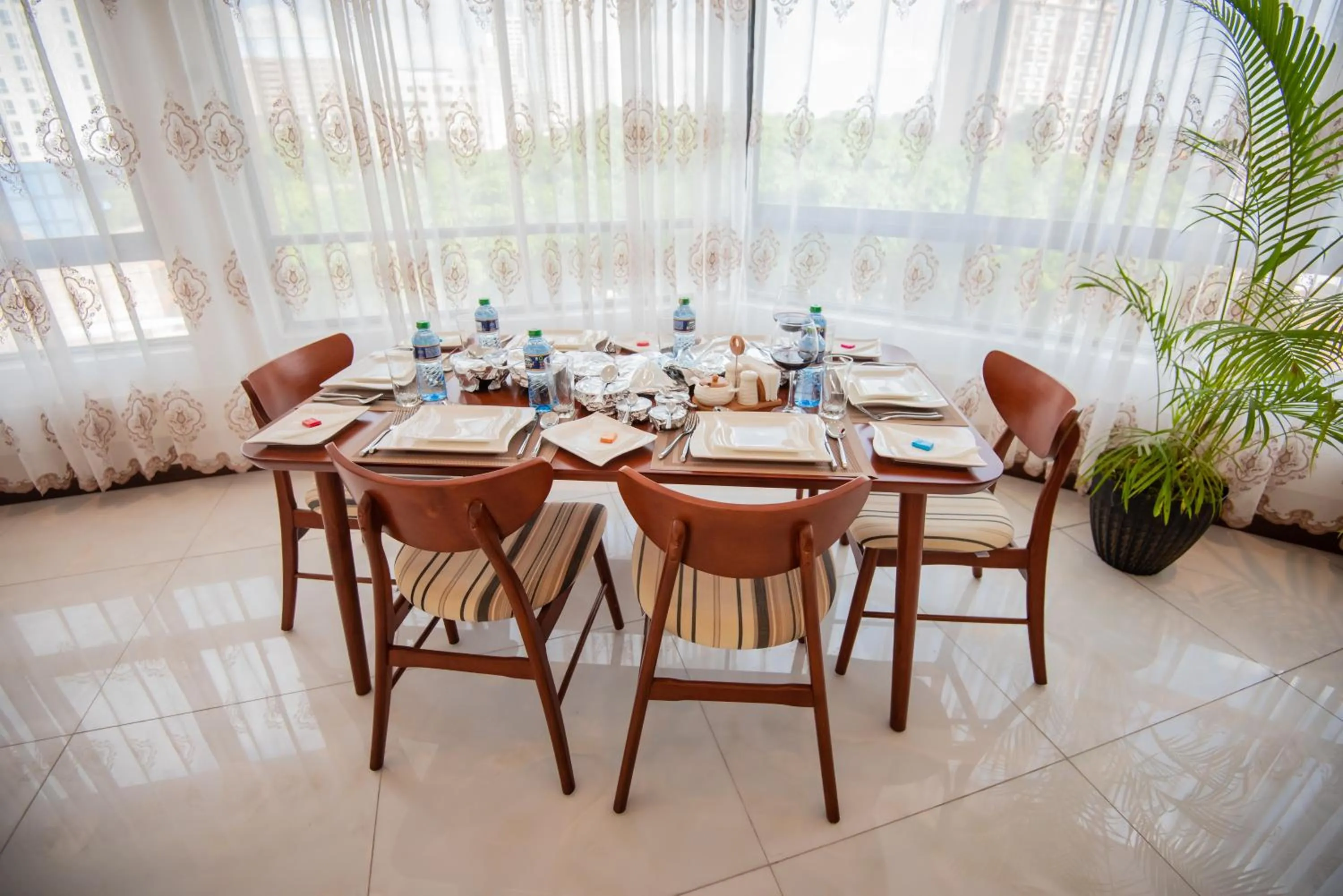 Restaurant/places to eat in The Crossroads Hotel, Westlands