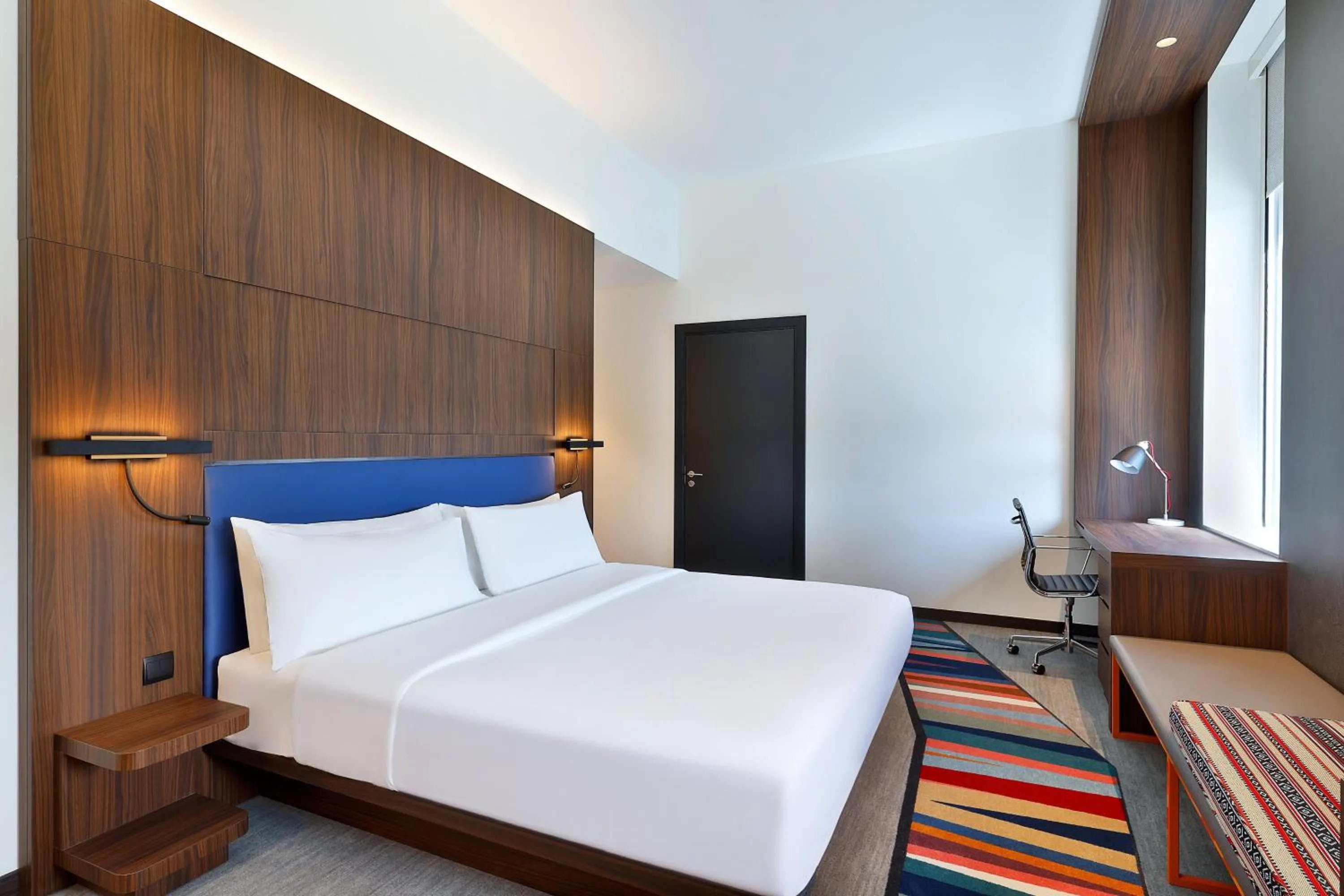 Photo of the whole room, Bed in Aloft Dubai Airport