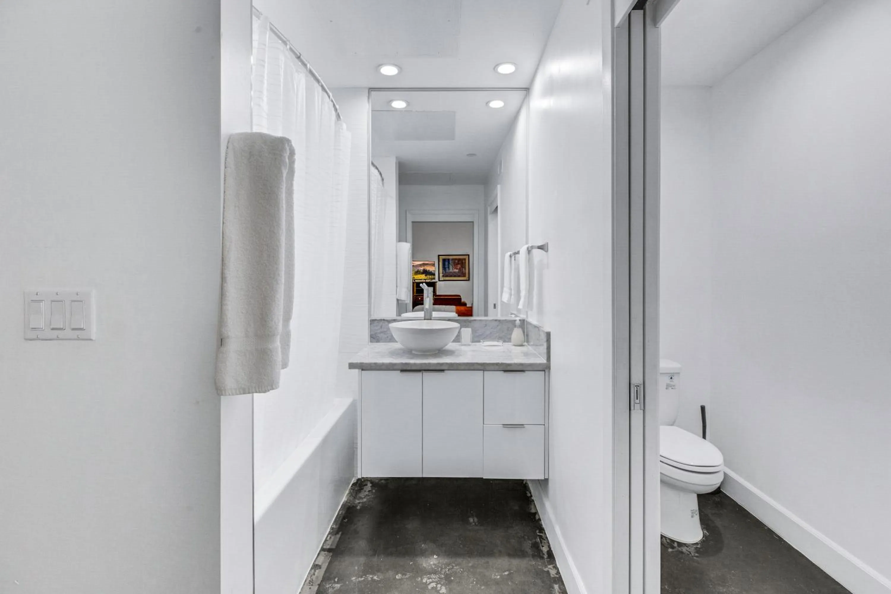 Bathroom in One Lux Stay HWH Downtown Los Angeles