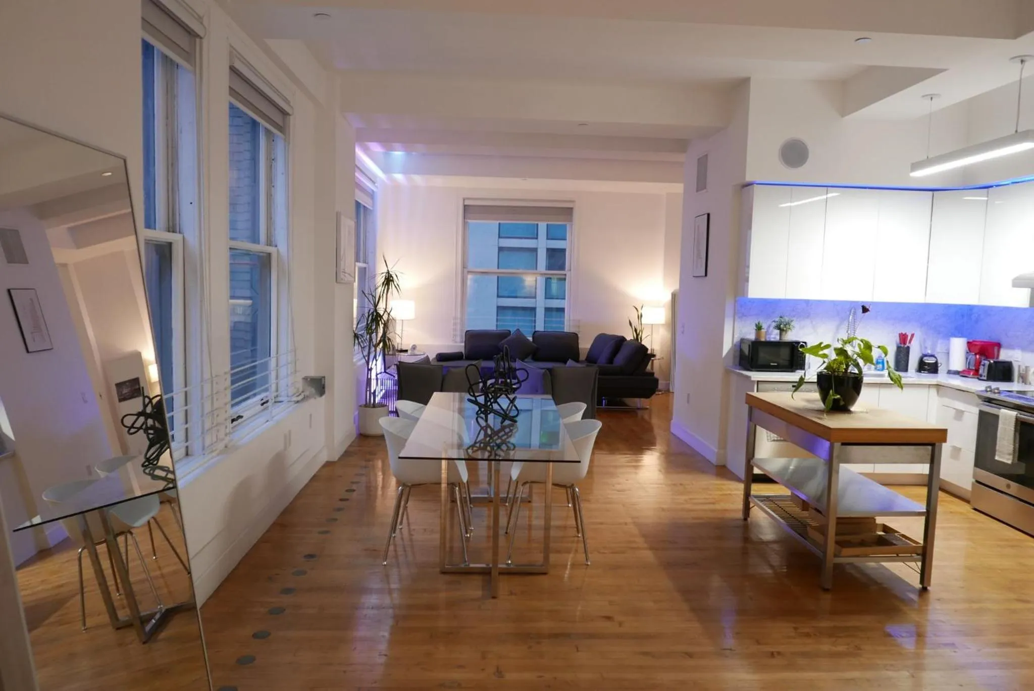 Dining area in One Lux Stay HWH Downtown Los Angeles