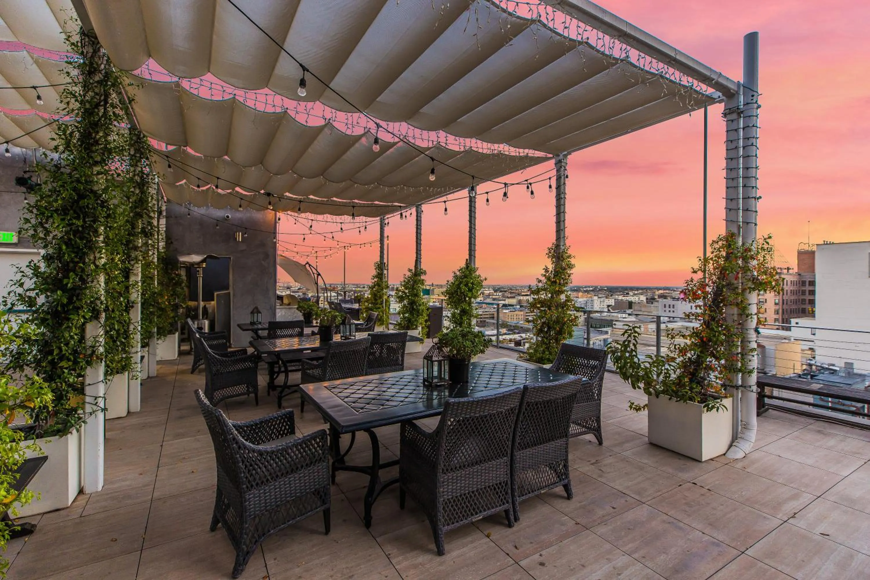 Patio in One Lux Stay HWH Downtown Los Angeles