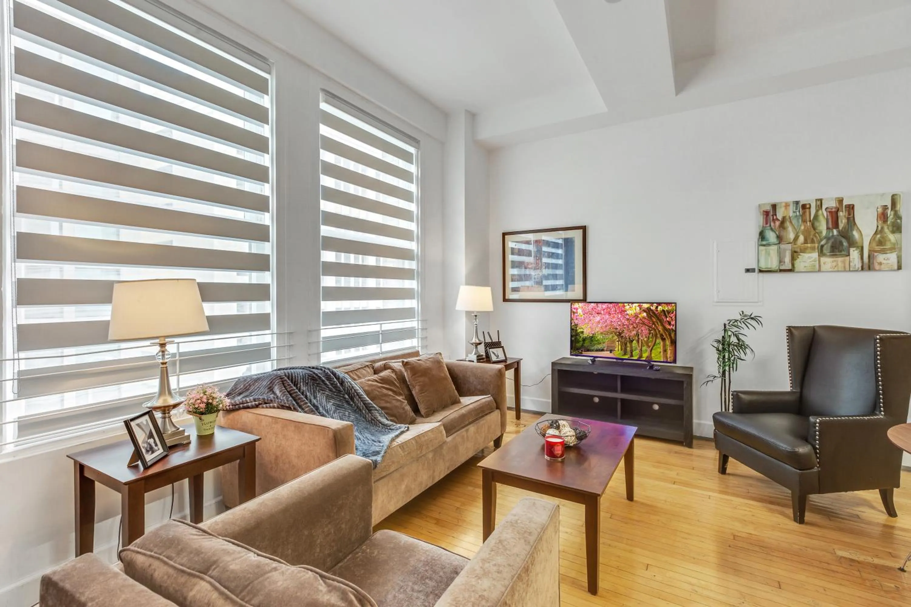 Living room in One Lux Stay HWH Downtown Los Angeles