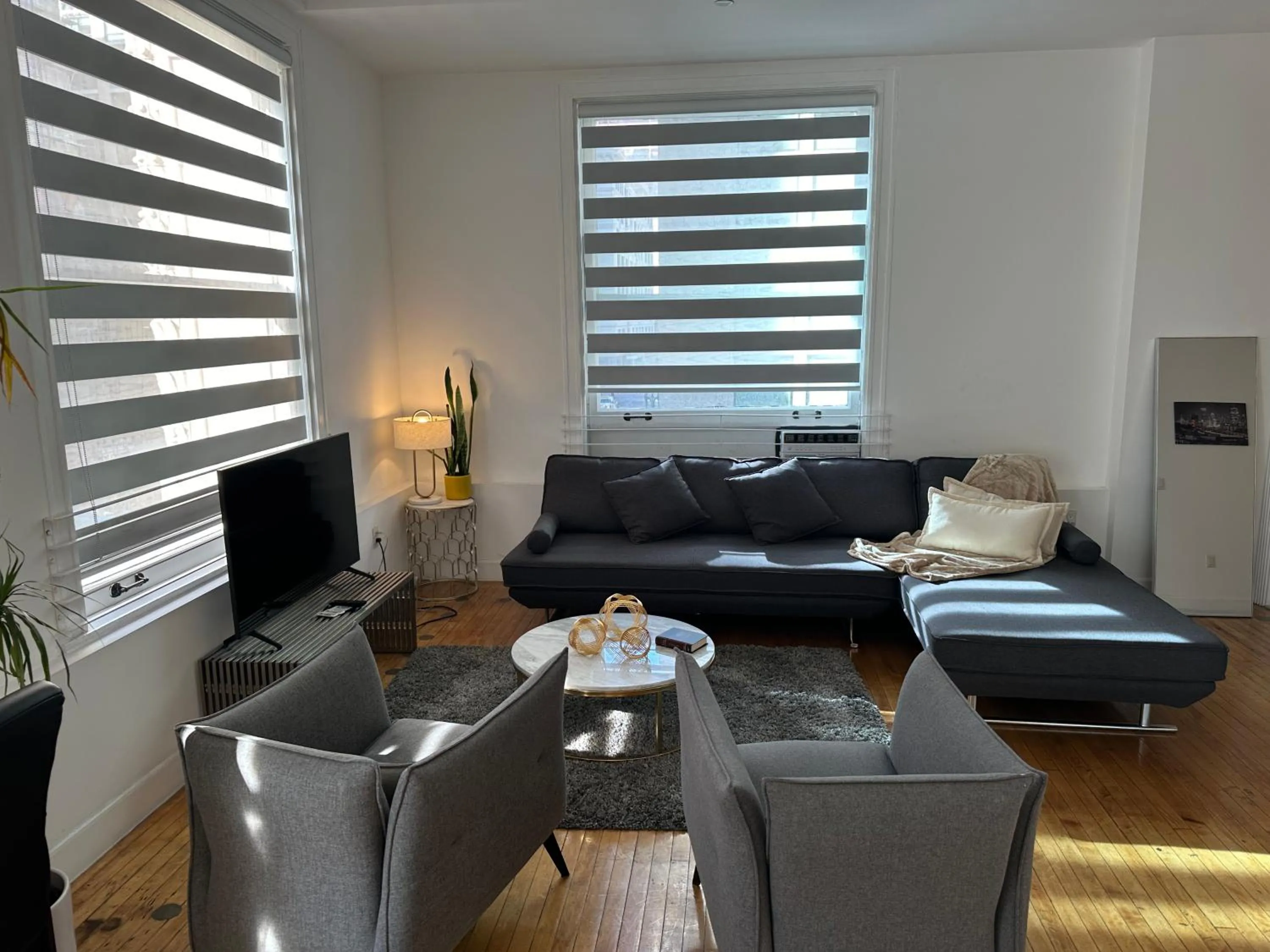 Living room in One Lux Stay HWH Downtown Los Angeles