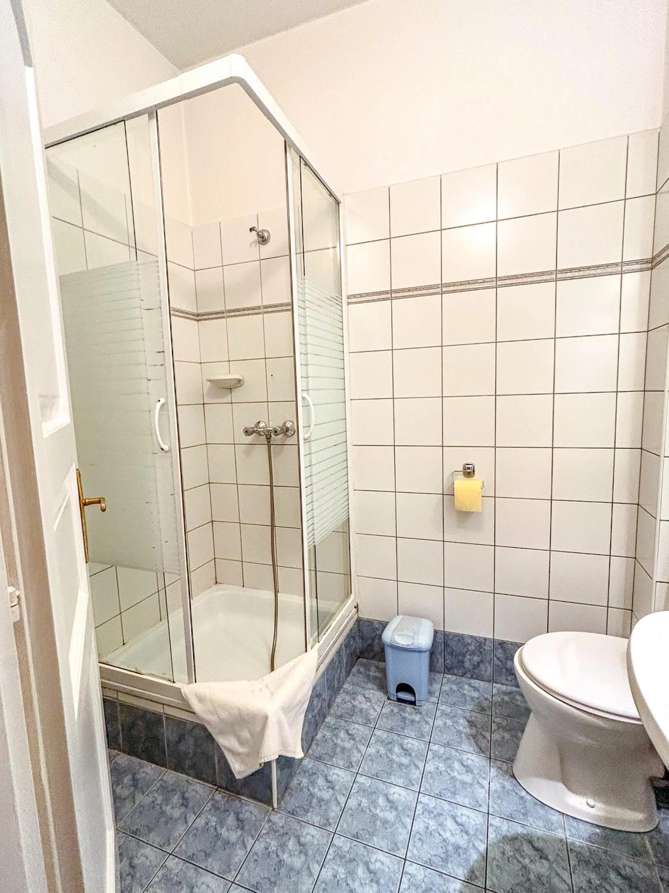 Bathroom in Corvin Hotel