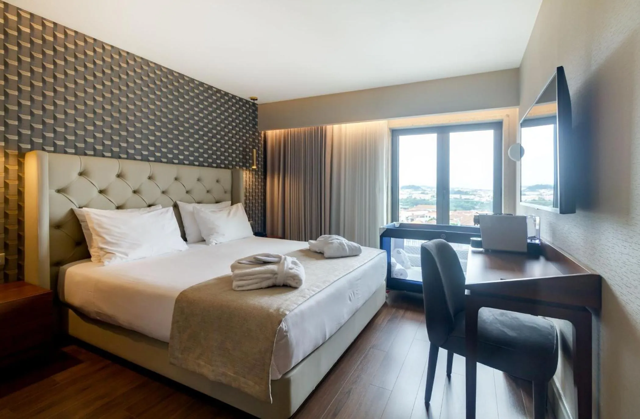 Photo of the whole room, Bed in Oca Oriental Porto Hotel